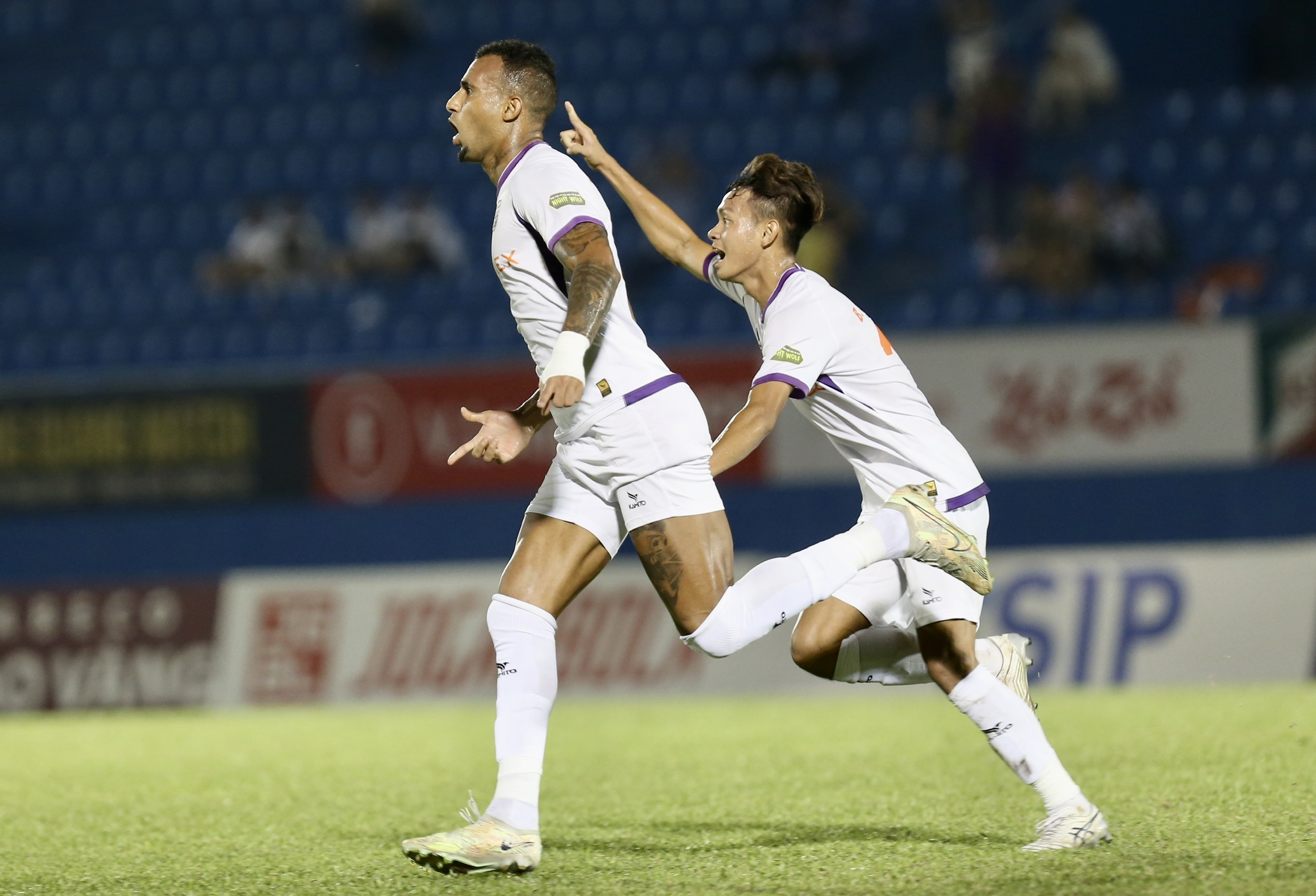 V-League: HLV Lê Huỳnh Đức cùng CLB Bình Dương 'cầm vàng lại để vàng rơi'- Ảnh 1.
