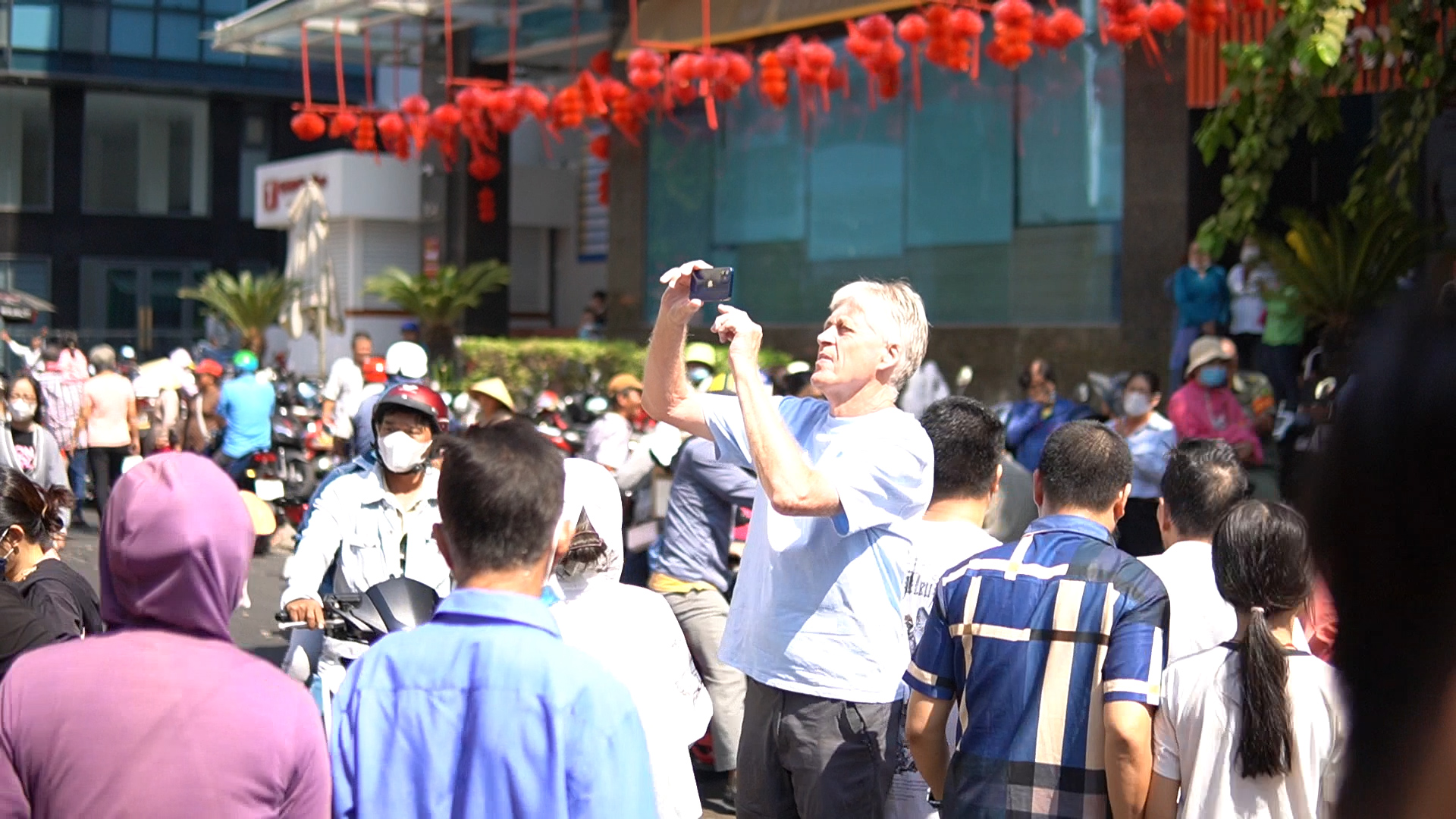 Hàng ngàn người đội nắng đợi đến giữa trưa để vào chùa cầu an ngày vía Ngọc Hoàng- Ảnh 3.