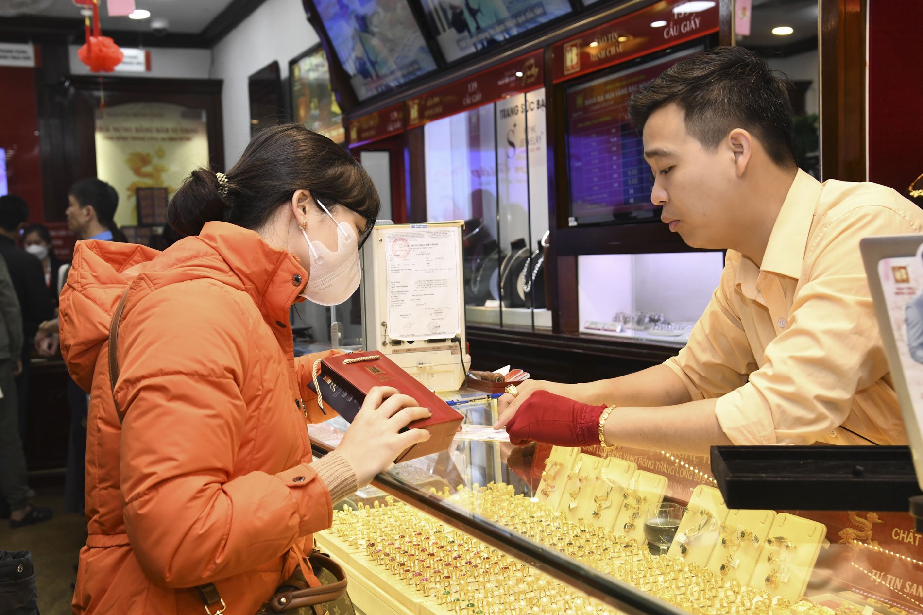 Người Hà Nội chen chân mua vàng, cửa hàng tung 'siêu phẩm' rồng vàng lớn nhất Việt Nam- Ảnh 6.