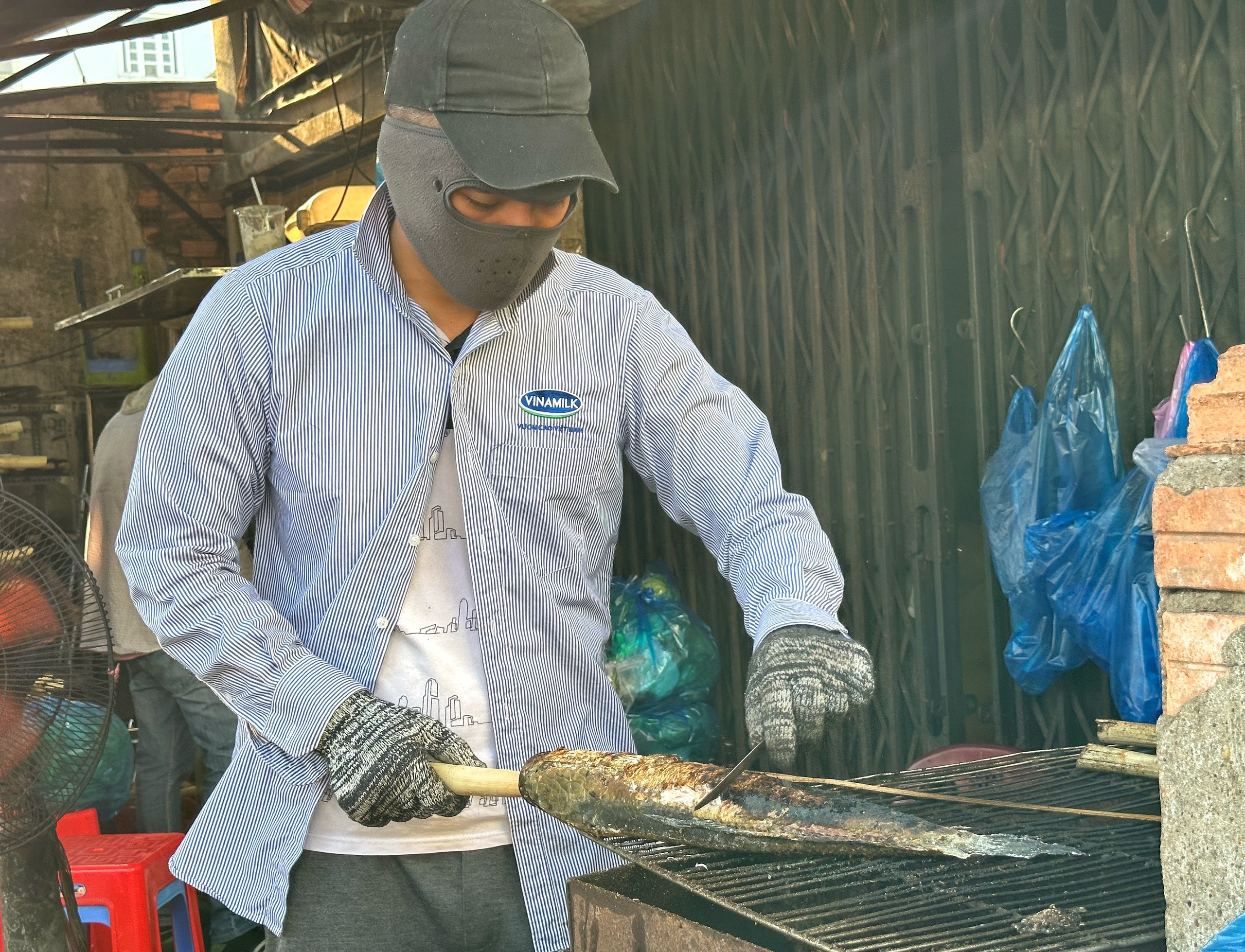 Hàng tấn cá lóc nướng ở TP.HCM chờ khách mua trước ngày vía Thần Tài- Ảnh 5.