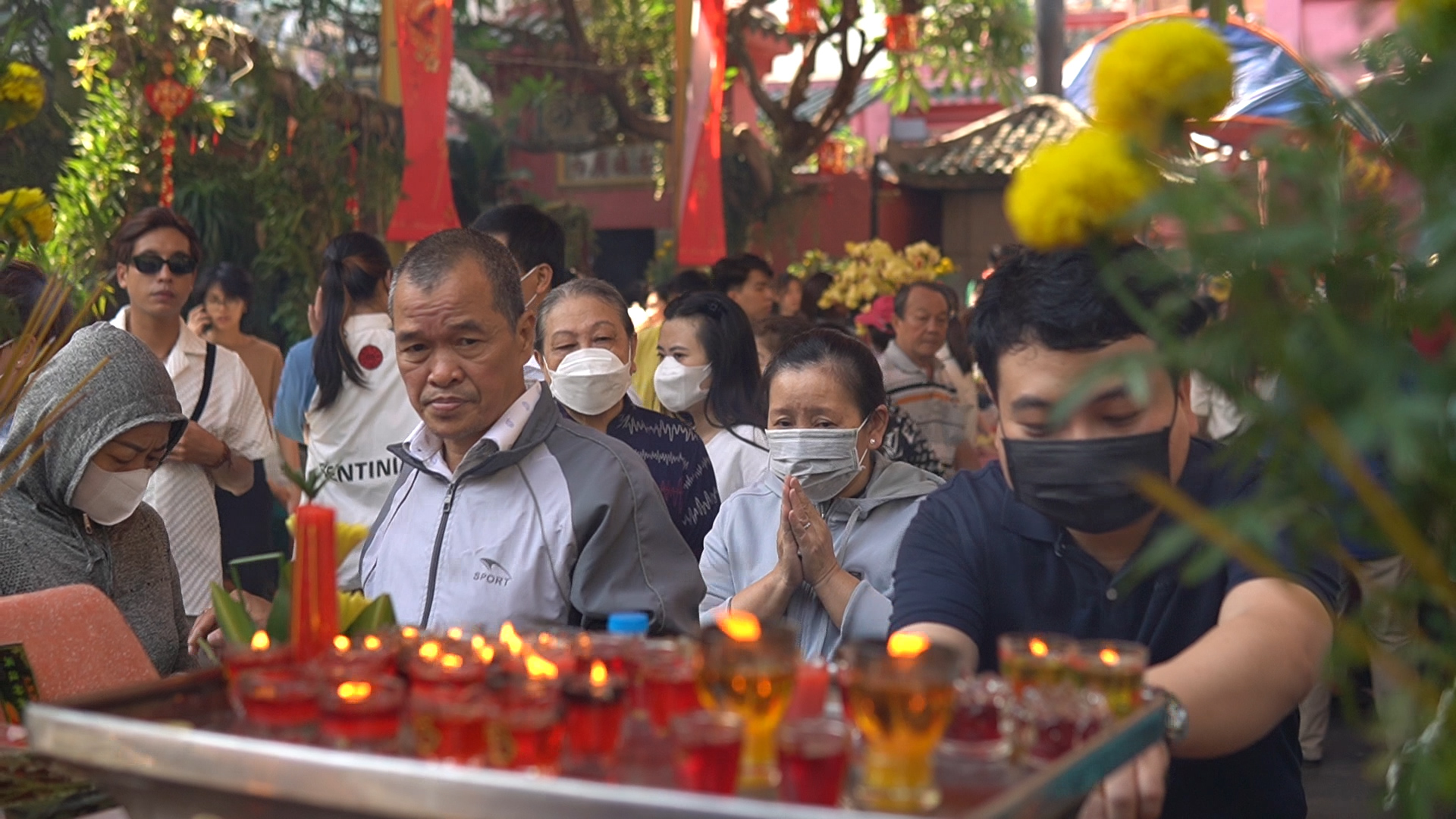 Hàng ngàn người đội nắng đợi đến giữa trưa để vào chùa cầu an ngày vía Ngọc Hoàng- Ảnh 2.