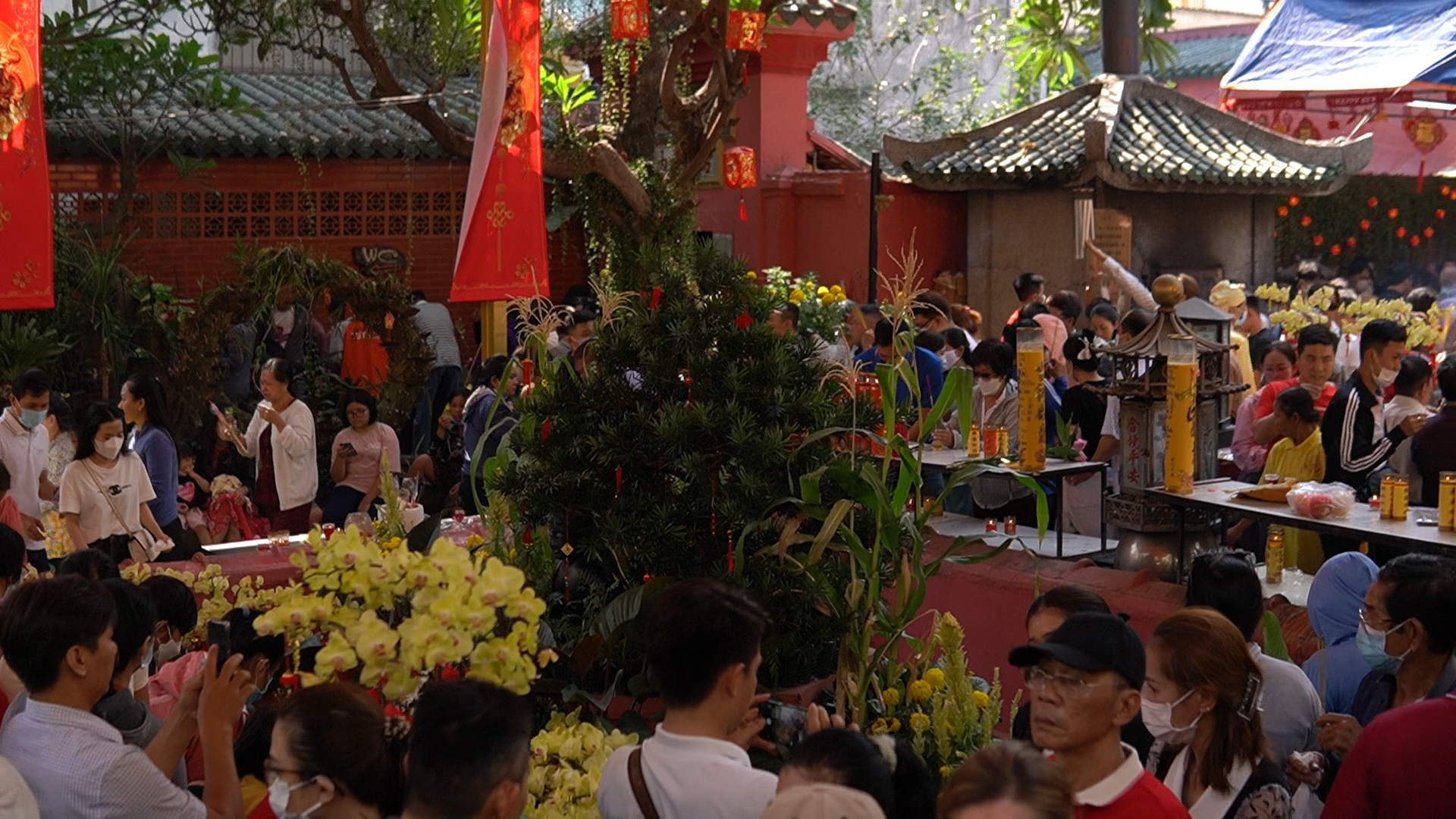 Hàng ngàn người đội nắng đợi đến giữa trưa để vào chùa cầu an ngày vía Ngọc Hoàng- Ảnh 4.