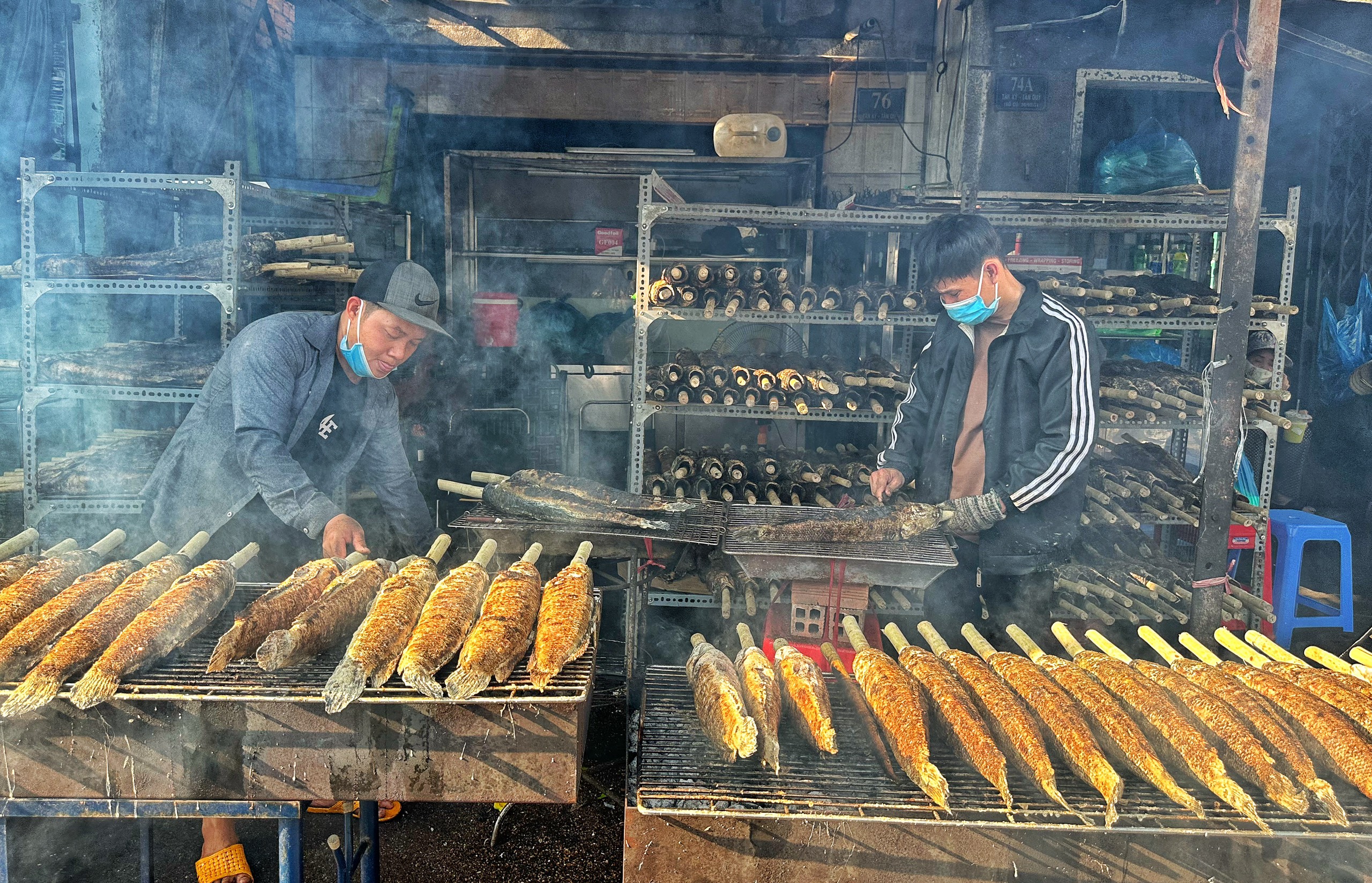 Hàng tấn cá lóc nướng ở TP.HCM chờ khách mua trước ngày vía Thần Tài- Ảnh 1.