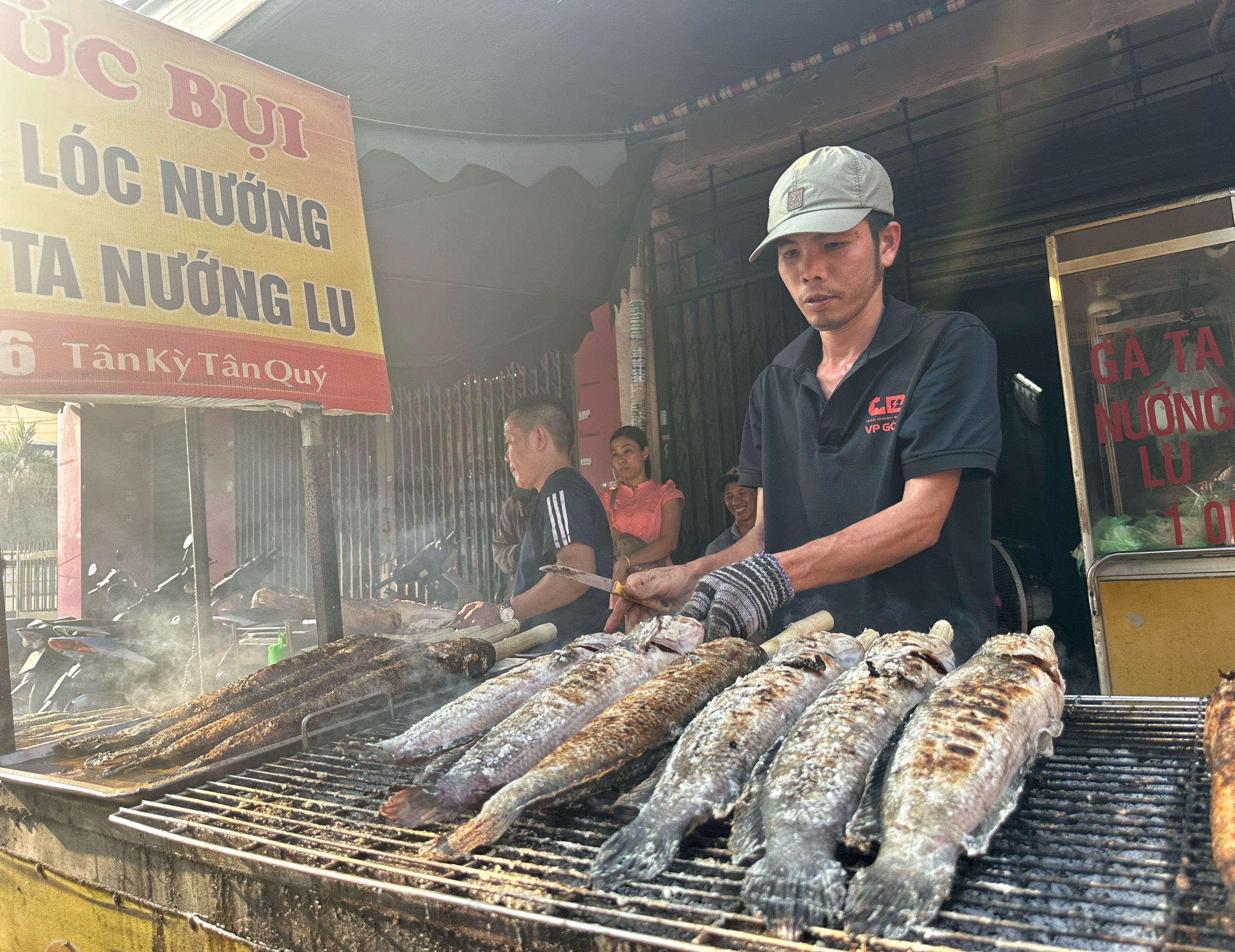 Hàng tấn cá lóc nướng ở TP.HCM chờ khách mua trước ngày vía Thần Tài- Ảnh 11.