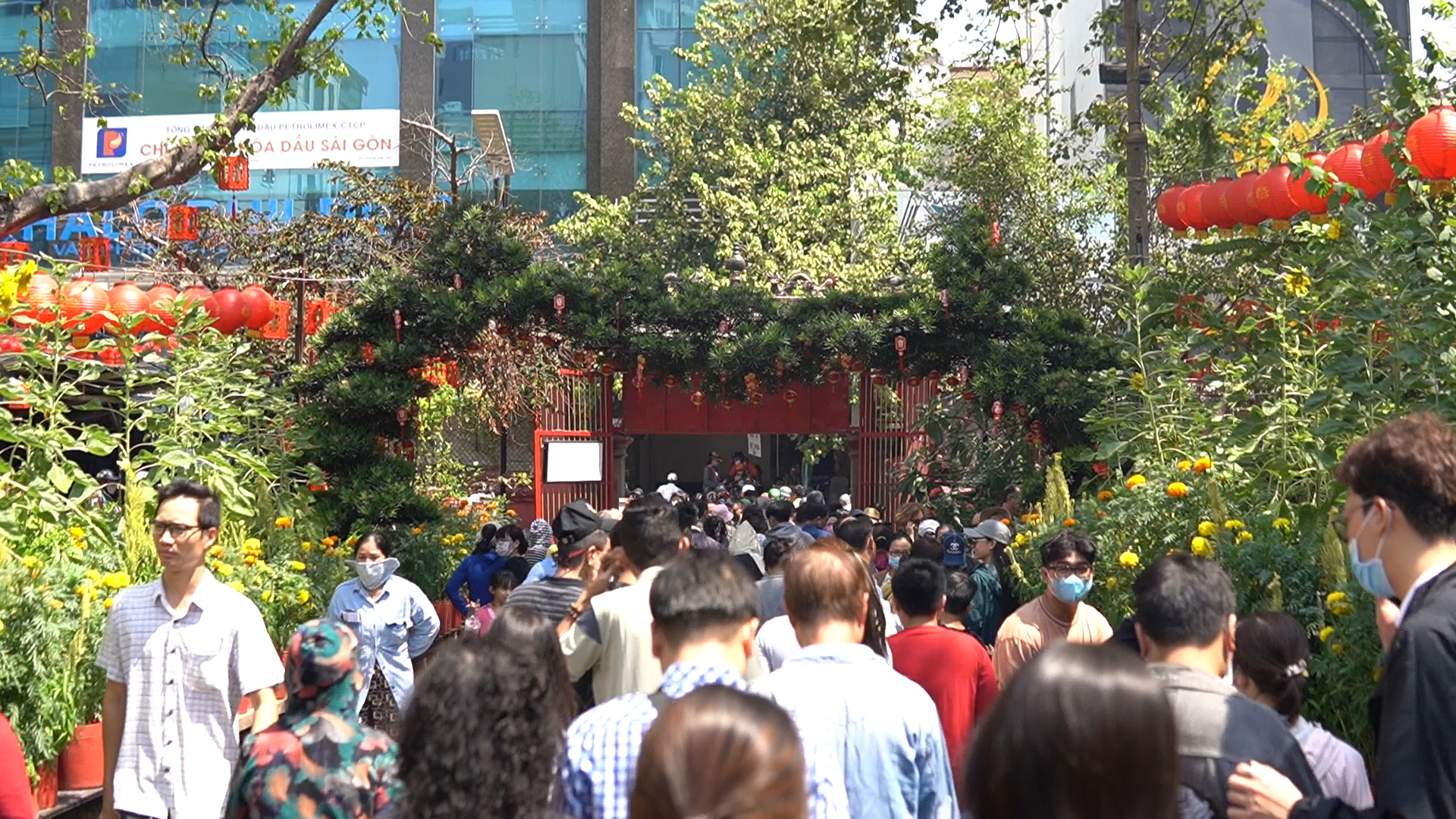 Hàng ngàn người đội nắng đợi đến giữa trưa để vào chùa cầu an ngày vía Ngọc Hoàng- Ảnh 1.