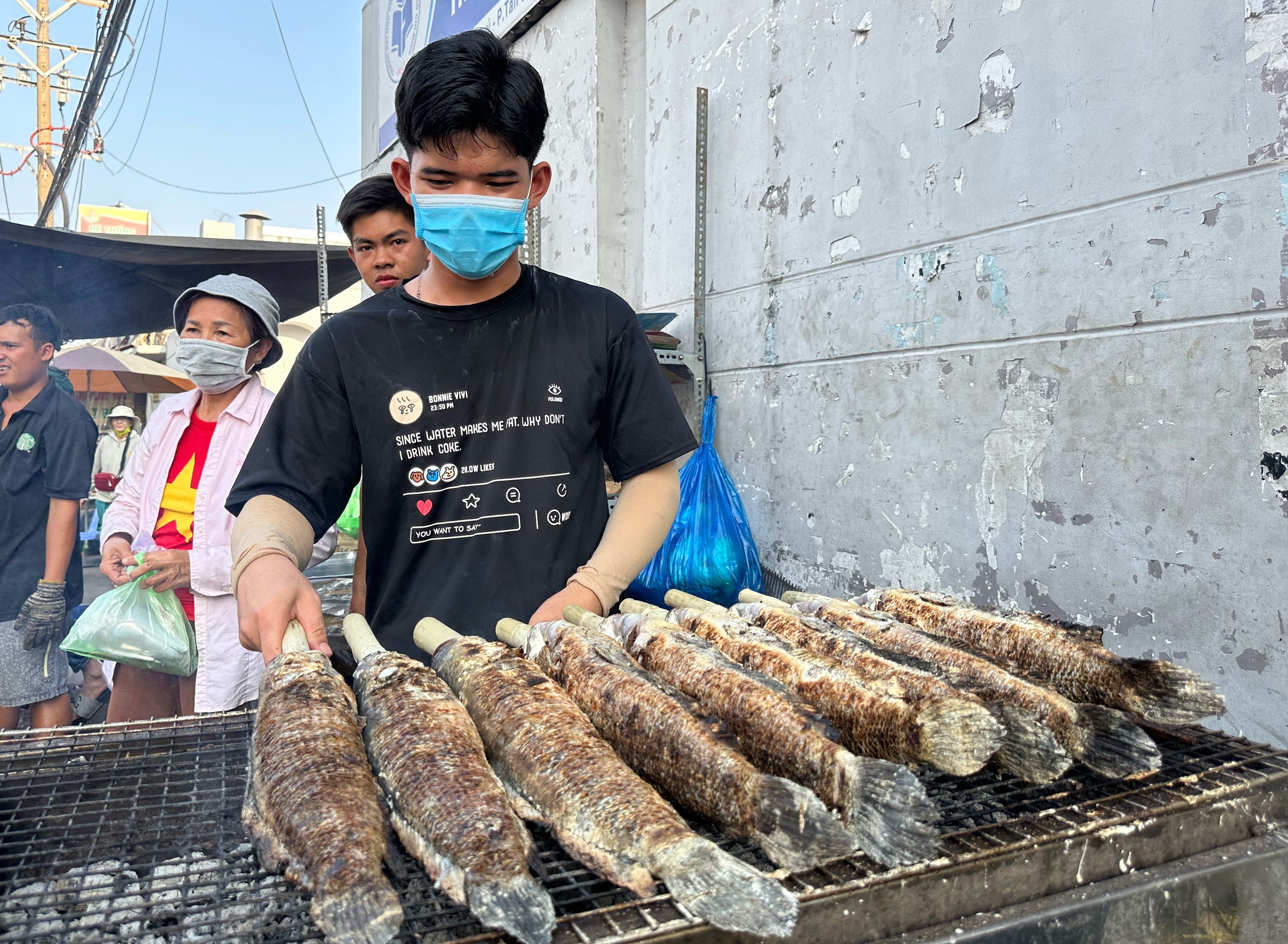 Hàng tấn cá lóc nướng ở TP.HCM chờ khách mua trước ngày vía Thần Tài- Ảnh 6.
