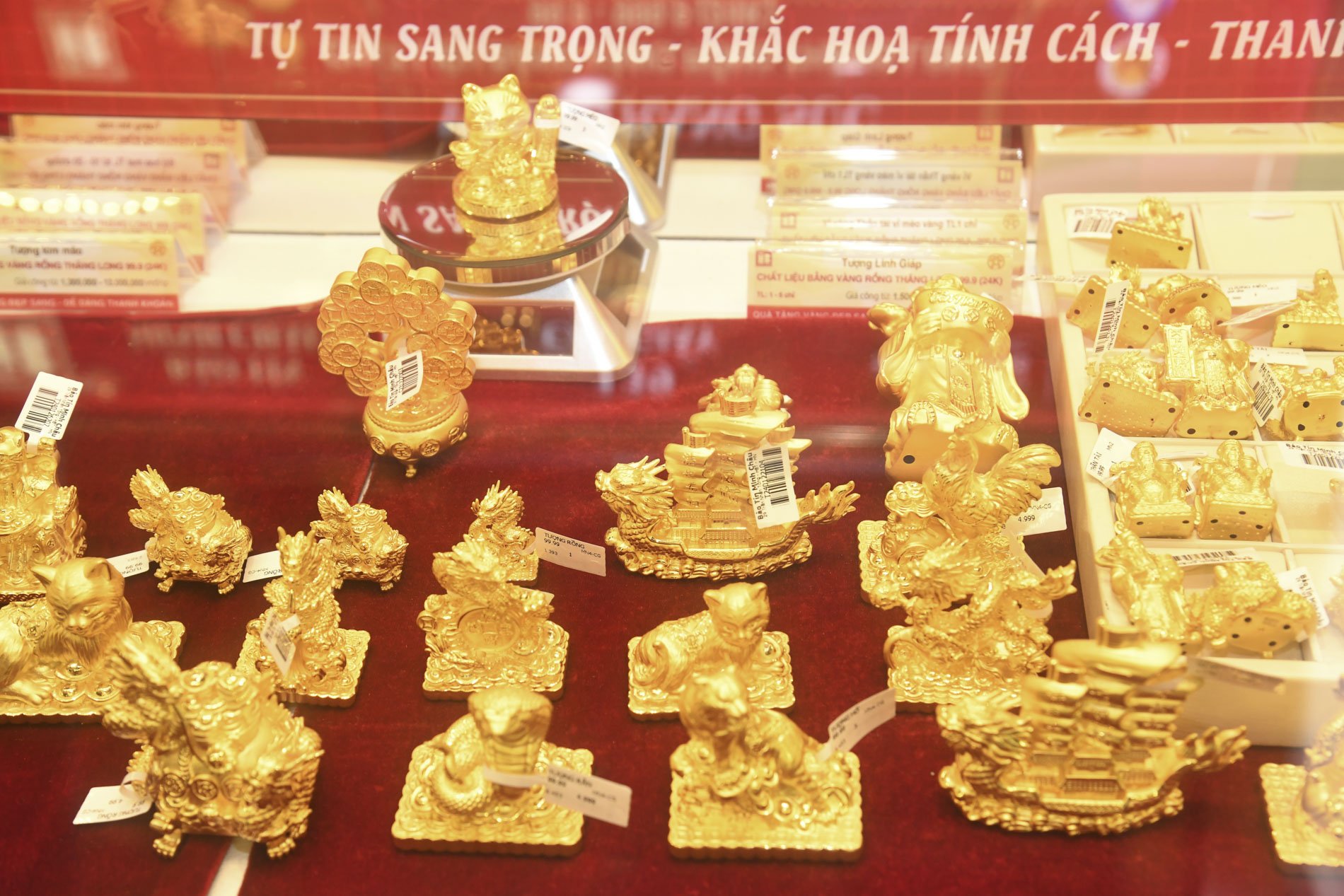 Người Hà Nội chen chân mua vàng, cửa hàng tung 'siêu phẩm' rồng vàng lớn nhất Việt Nam- Ảnh 7.