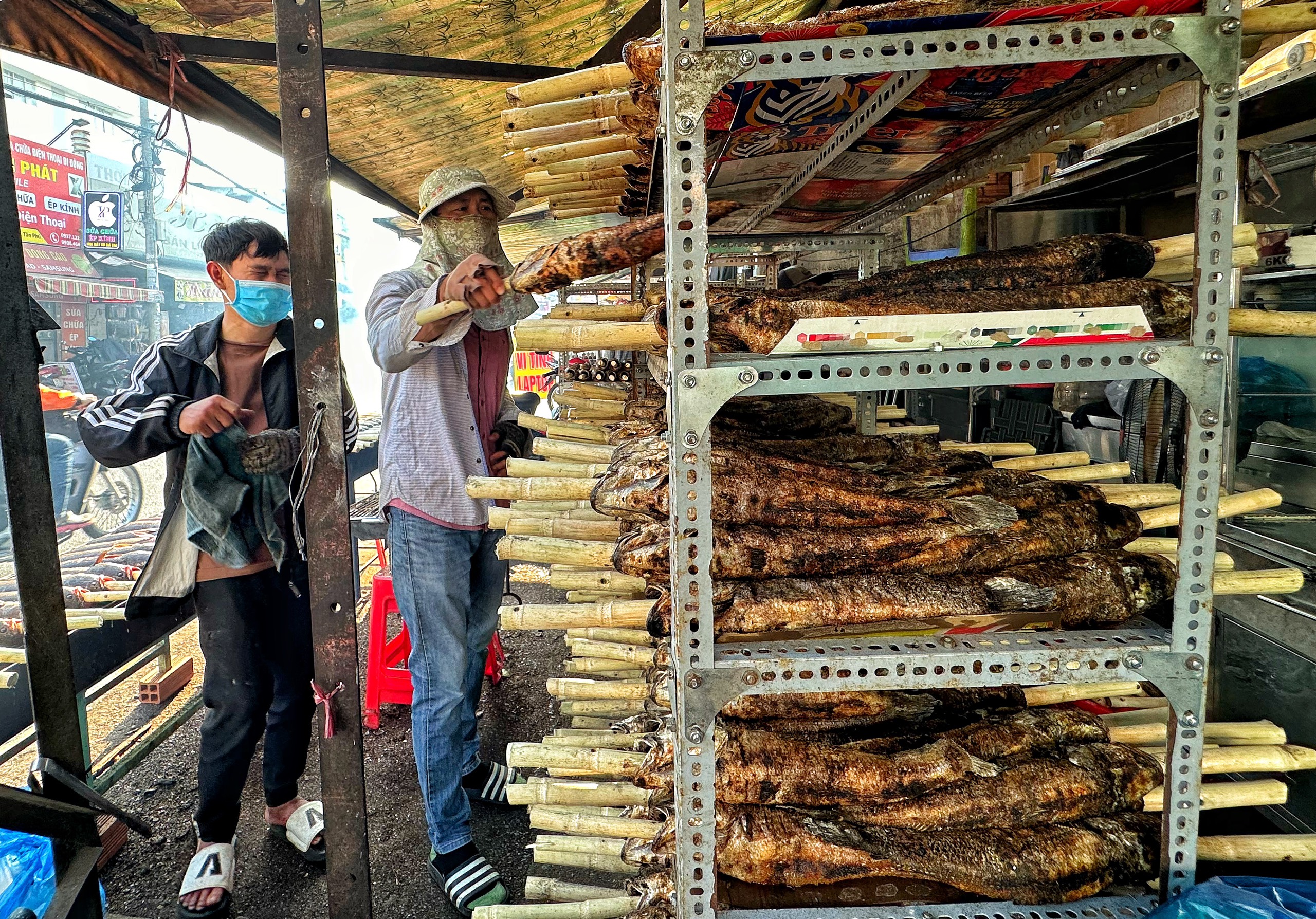 Hàng tấn cá lóc nướng ở TP.HCM chờ khách mua trước ngày vía Thần Tài- Ảnh 2.