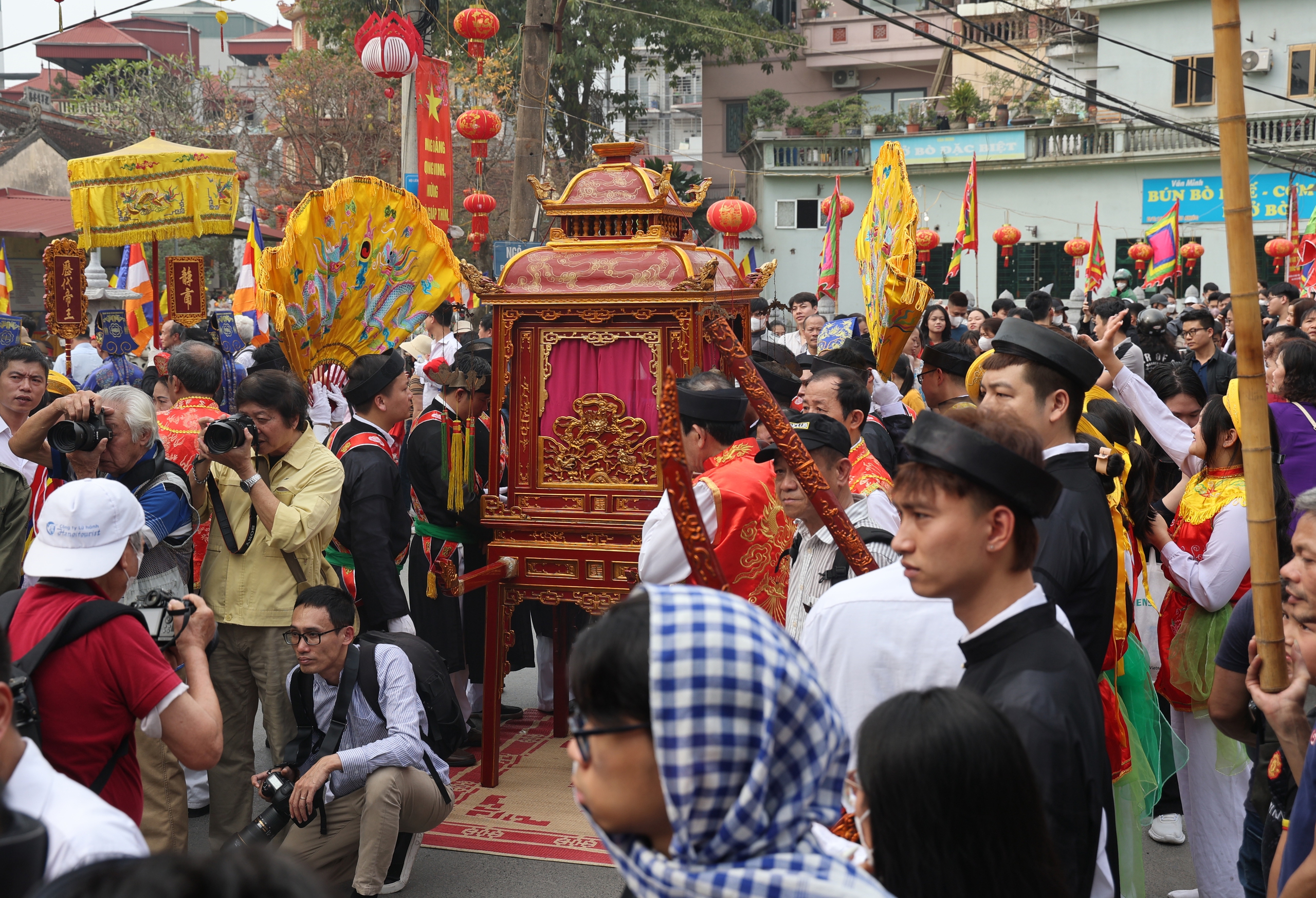 Trai làng mặt hoa da phấn múa 'con đĩ đánh bồng'- Ảnh 2.