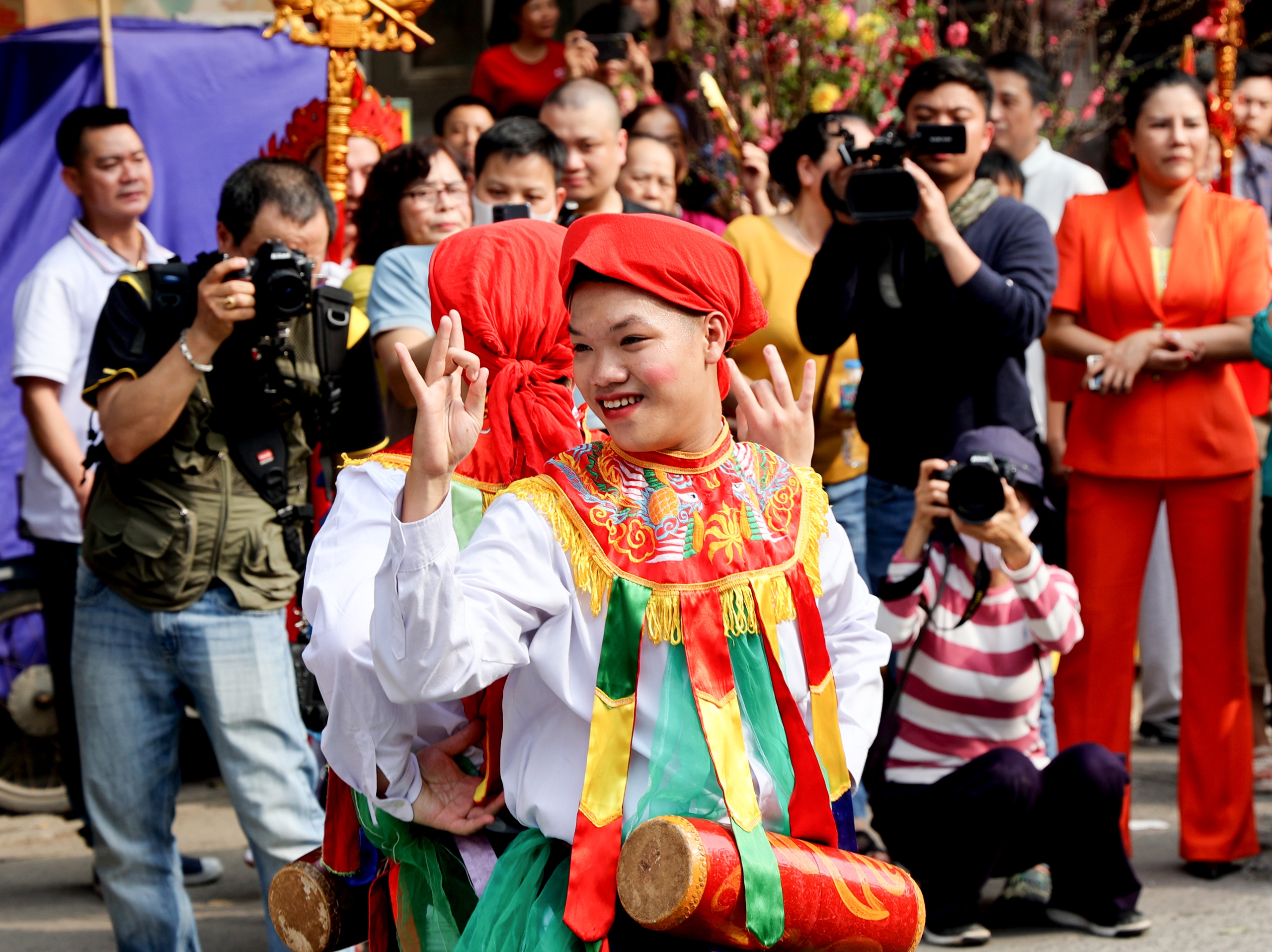 Trai làng mặt hoa da phấn múa 'con đĩ đánh bồng'- Ảnh 10.