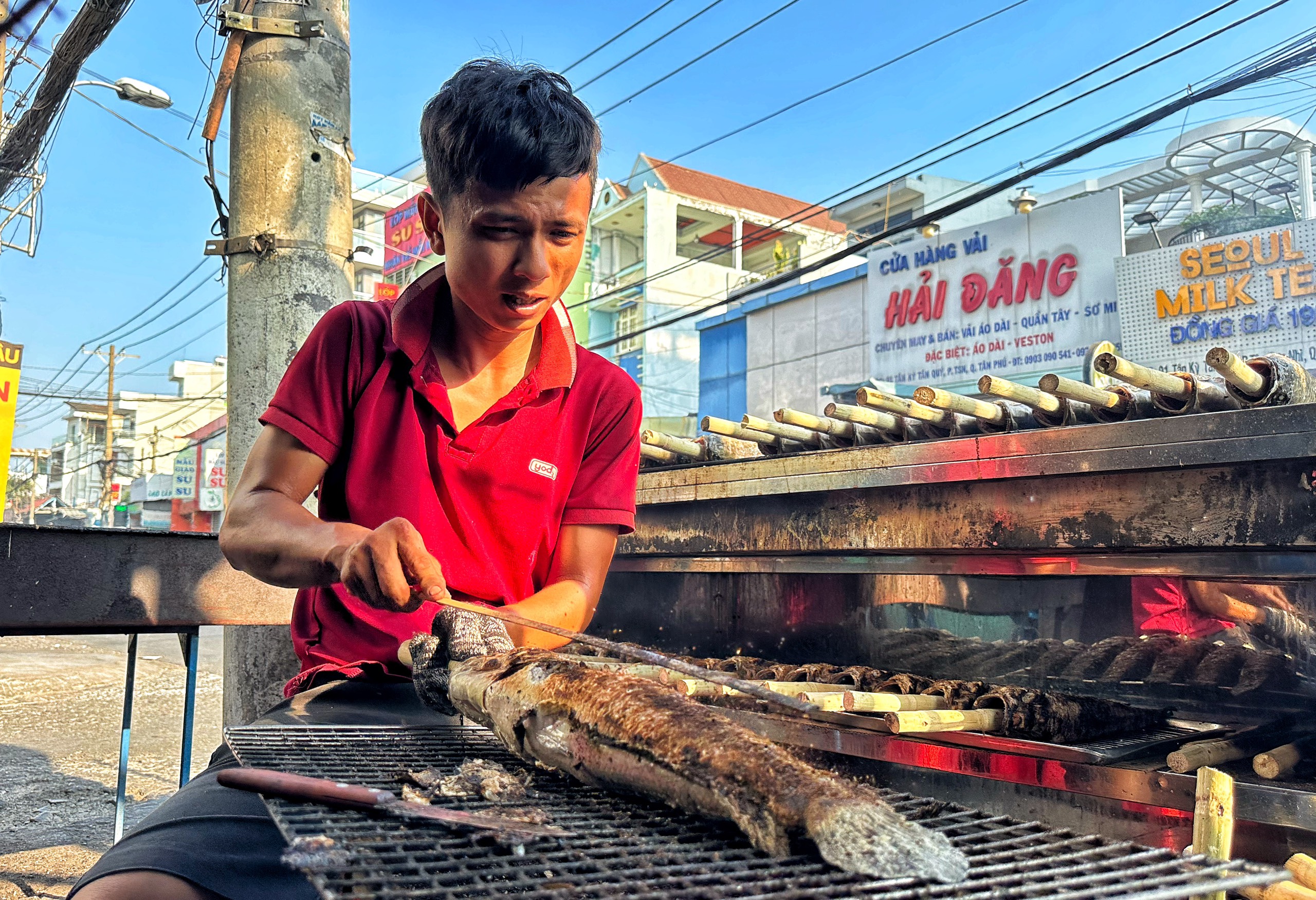Hàng tấn cá lóc nướng ở TP.HCM chờ khách mua trước ngày vía Thần Tài- Ảnh 3.