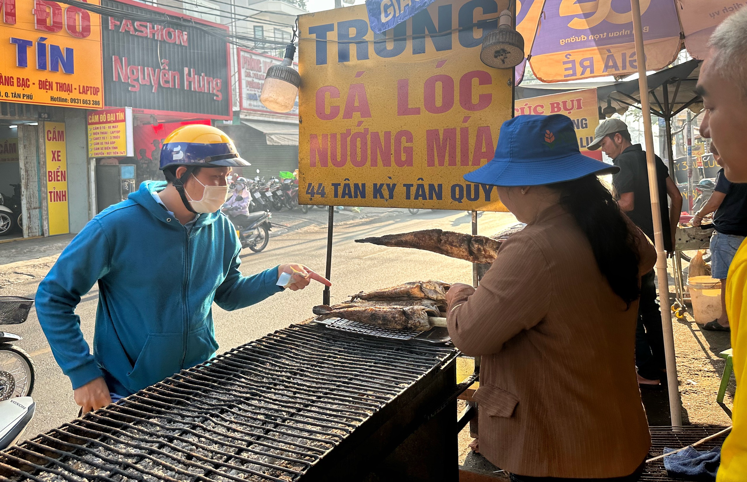 Hàng tấn cá lóc nướng ở TP.HCM chờ khách mua trước ngày vía Thần Tài- Ảnh 8.