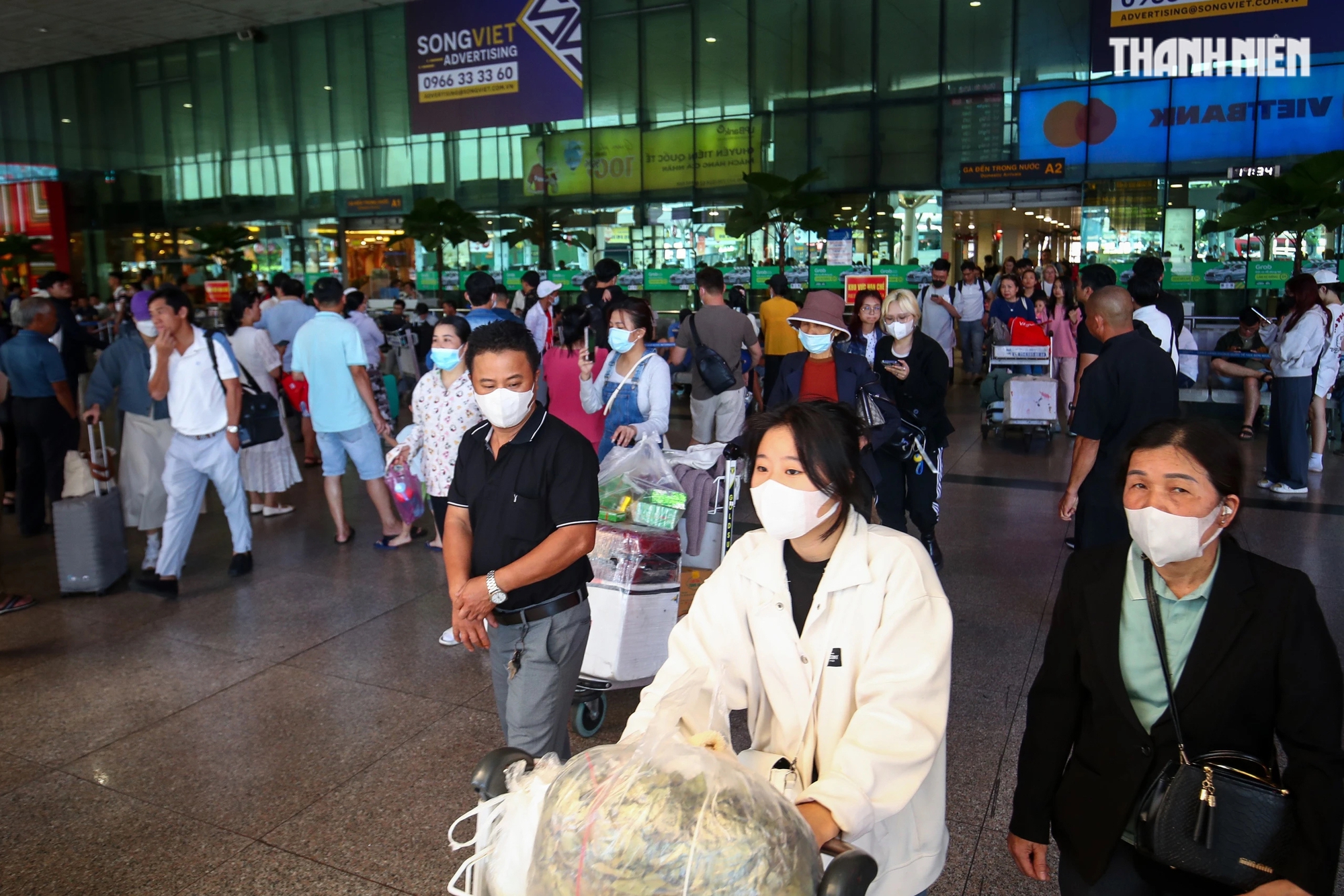 Trong một ngày, sân bay Tân Sơn Nhất đón gần 100.000 người trở lại TP.HCM sau tết- Ảnh 1.