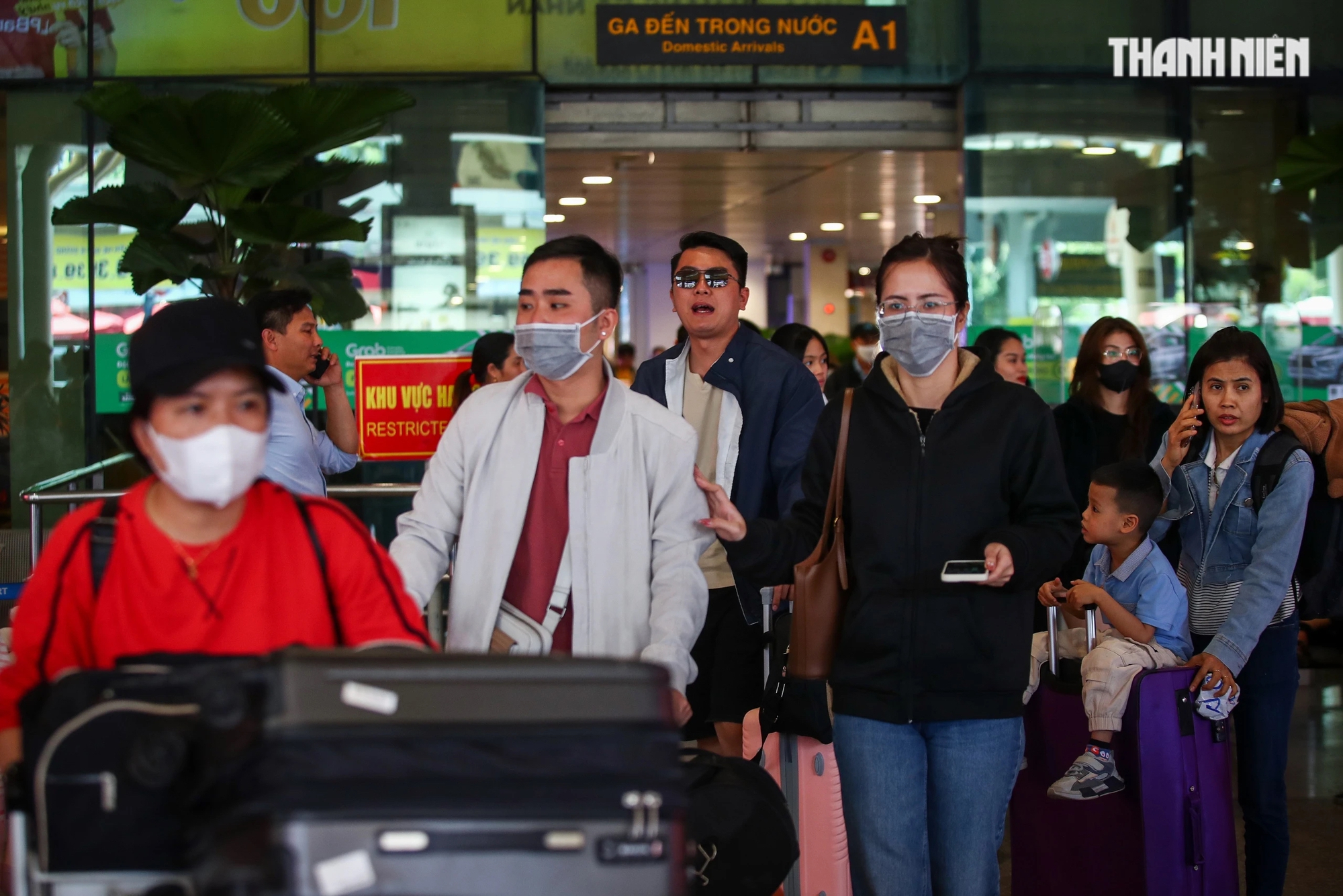 Trong một ngày, sân bay Tân Sơn Nhất đón gần 100.000 người trở lại TP.HCM sau tết- Ảnh 2.
