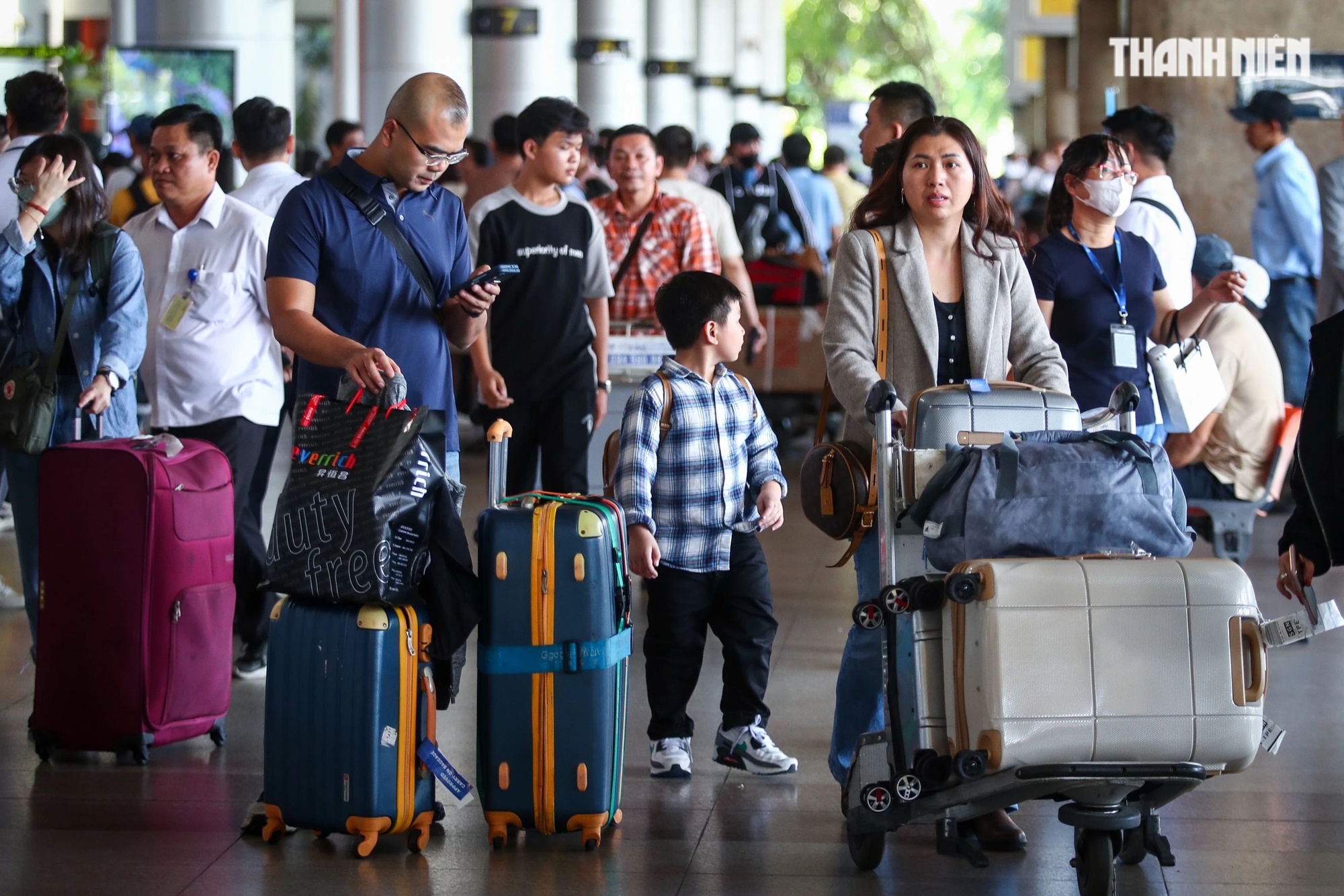 Trong một ngày, sân bay Tân Sơn Nhất đón gần 100.000 người trở lại TP.HCM sau tết- Ảnh 3.