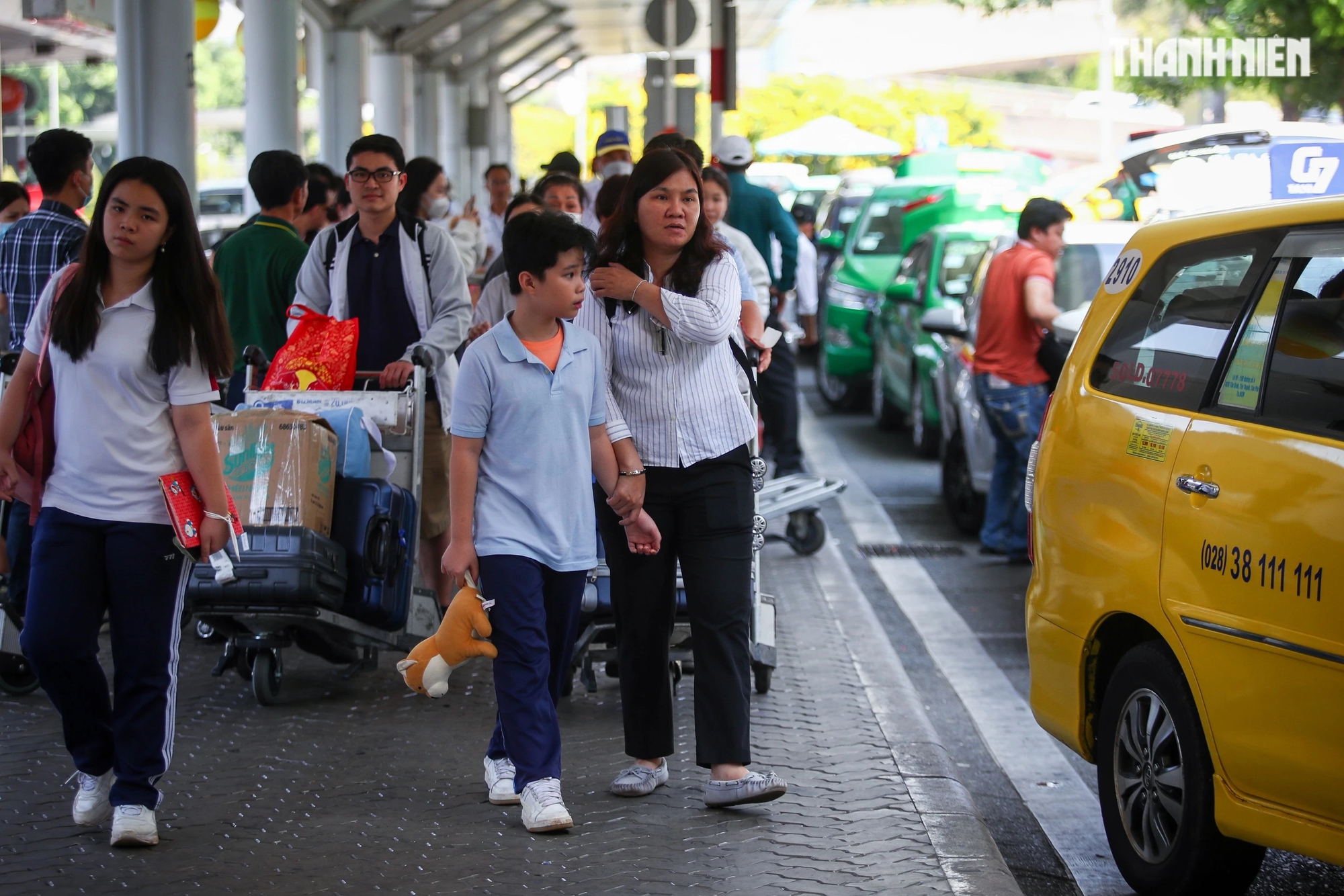 Trong một ngày, sân bay Tân Sơn Nhất đón gần 100.000 người trở lại TP.HCM sau tết- Ảnh 7.