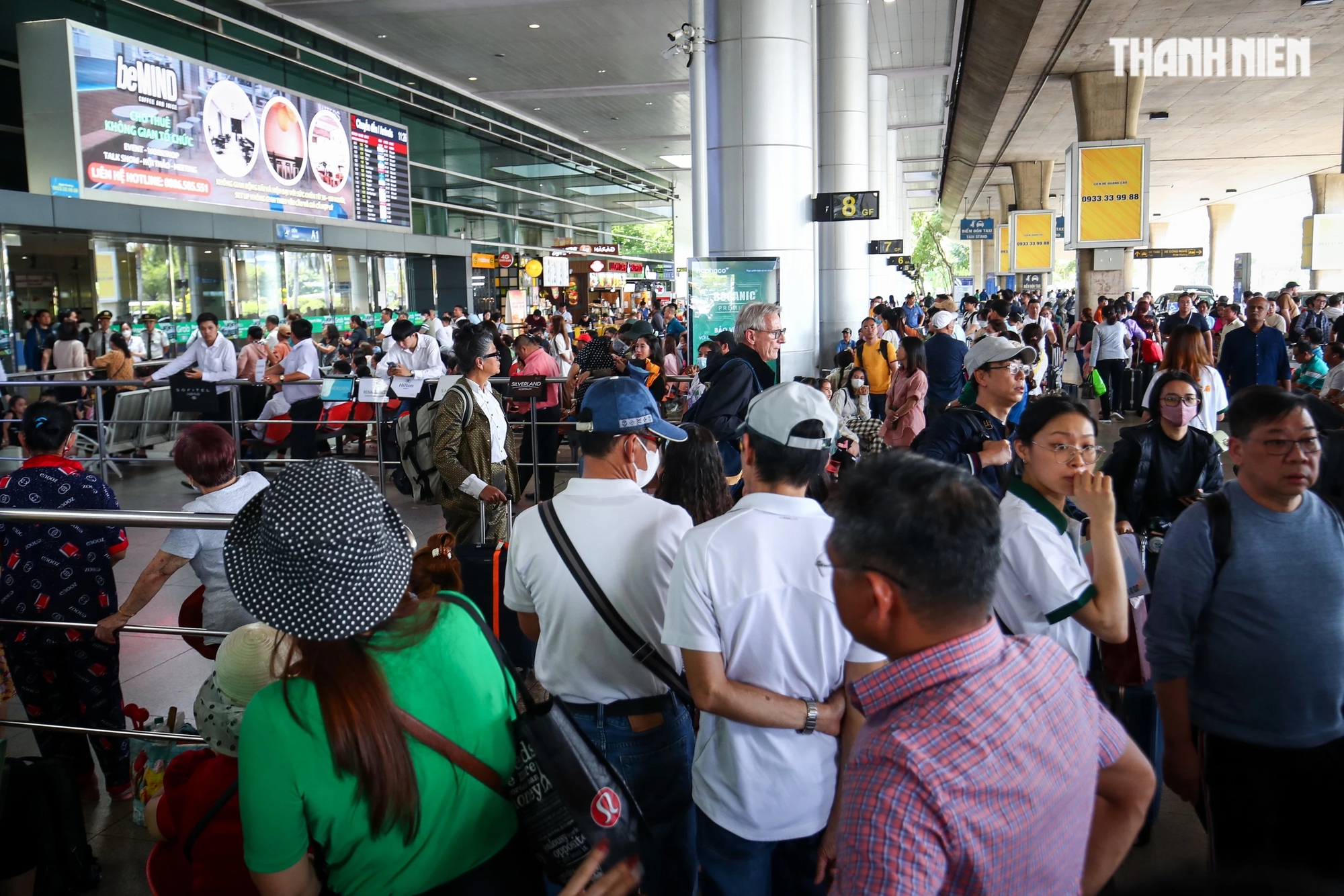 Trong một ngày, sân bay Tân Sơn Nhất đón gần 100.000 người trở lại TP.HCM sau tết- Ảnh 9.