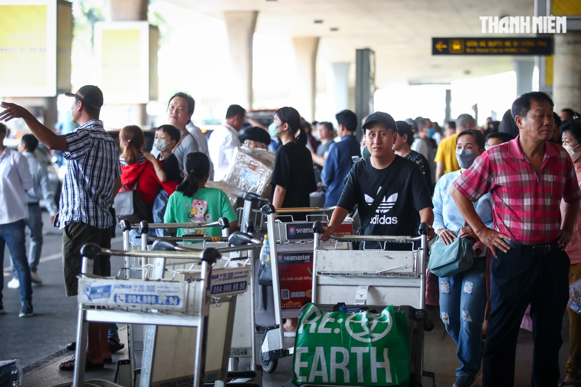 Trong một ngày, sân bay Tân Sơn Nhất đón gần 100.000 người trở lại TP.HCM sau tết- Ảnh 10.