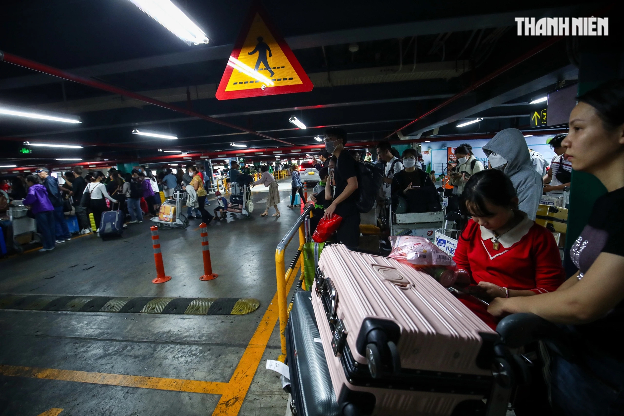 Trong một ngày, sân bay Tân Sơn Nhất đón gần 100.000 người trở lại TP.HCM sau tết- Ảnh 11.