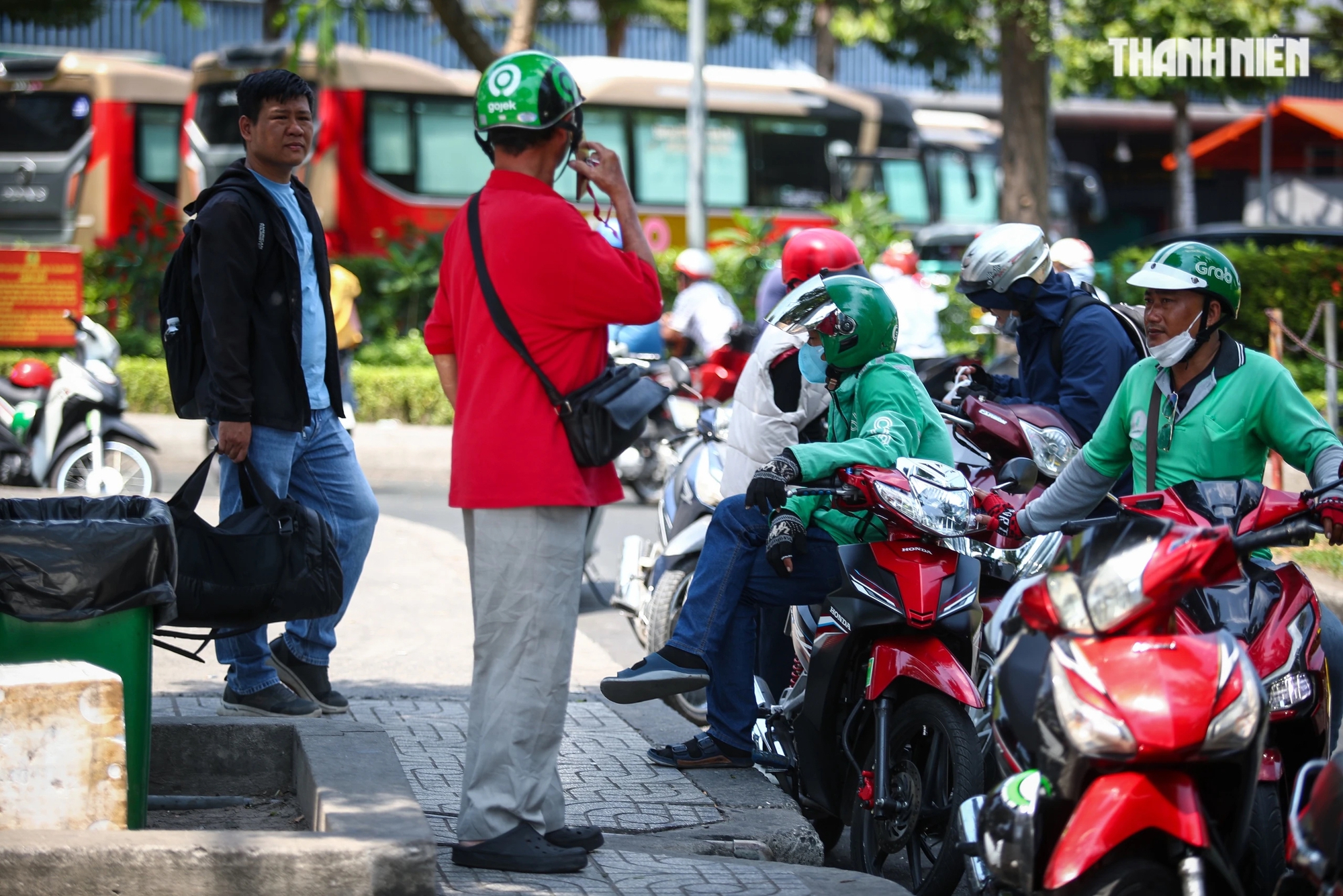 Trong một ngày, sân bay Tân Sơn Nhất đón gần 100.000 người trở lại TP.HCM sau tết- Ảnh 15.