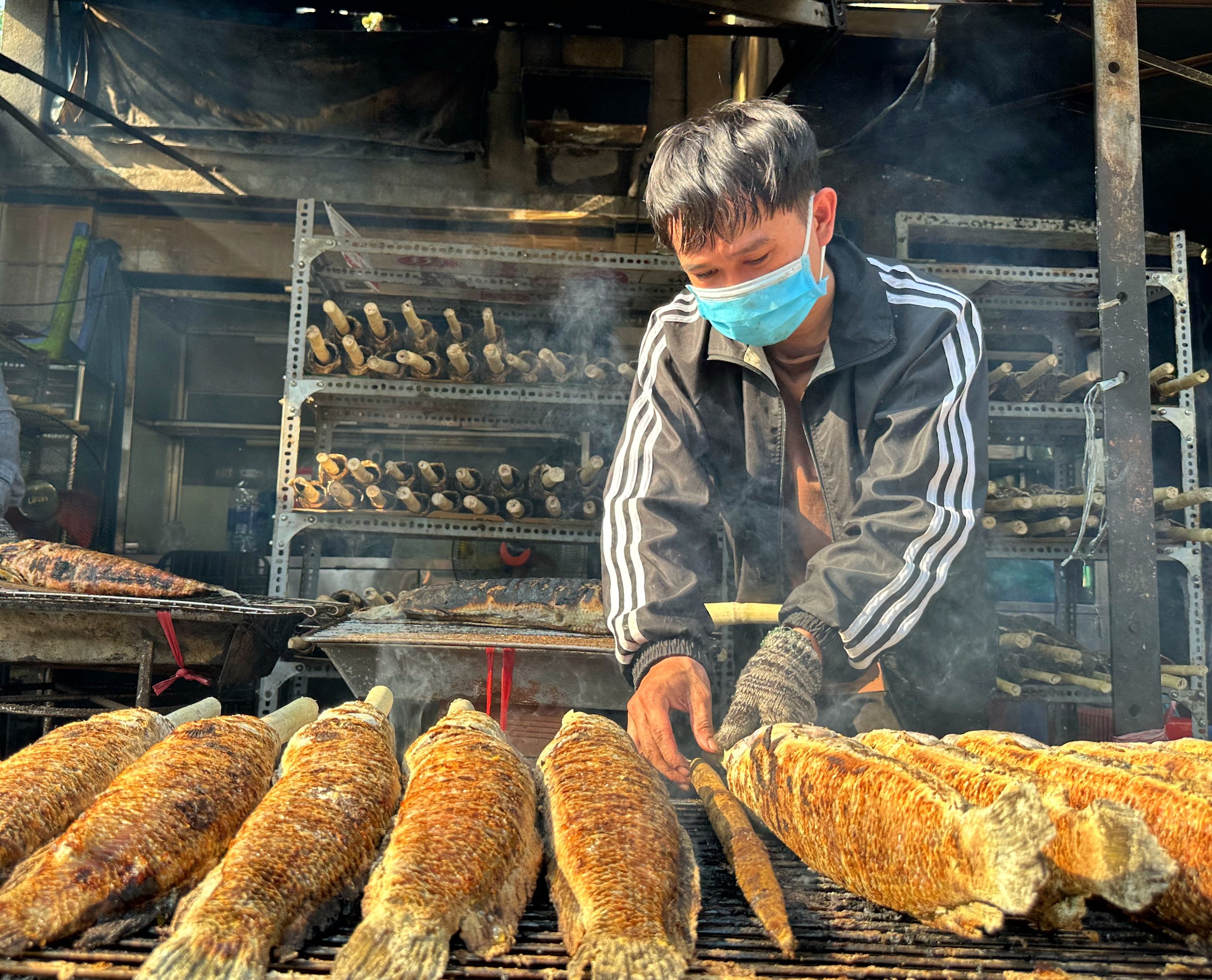 Hàng tấn cá lóc nướng ở TP.HCM chờ khách mua trước ngày vía Thần Tài- Ảnh 4.