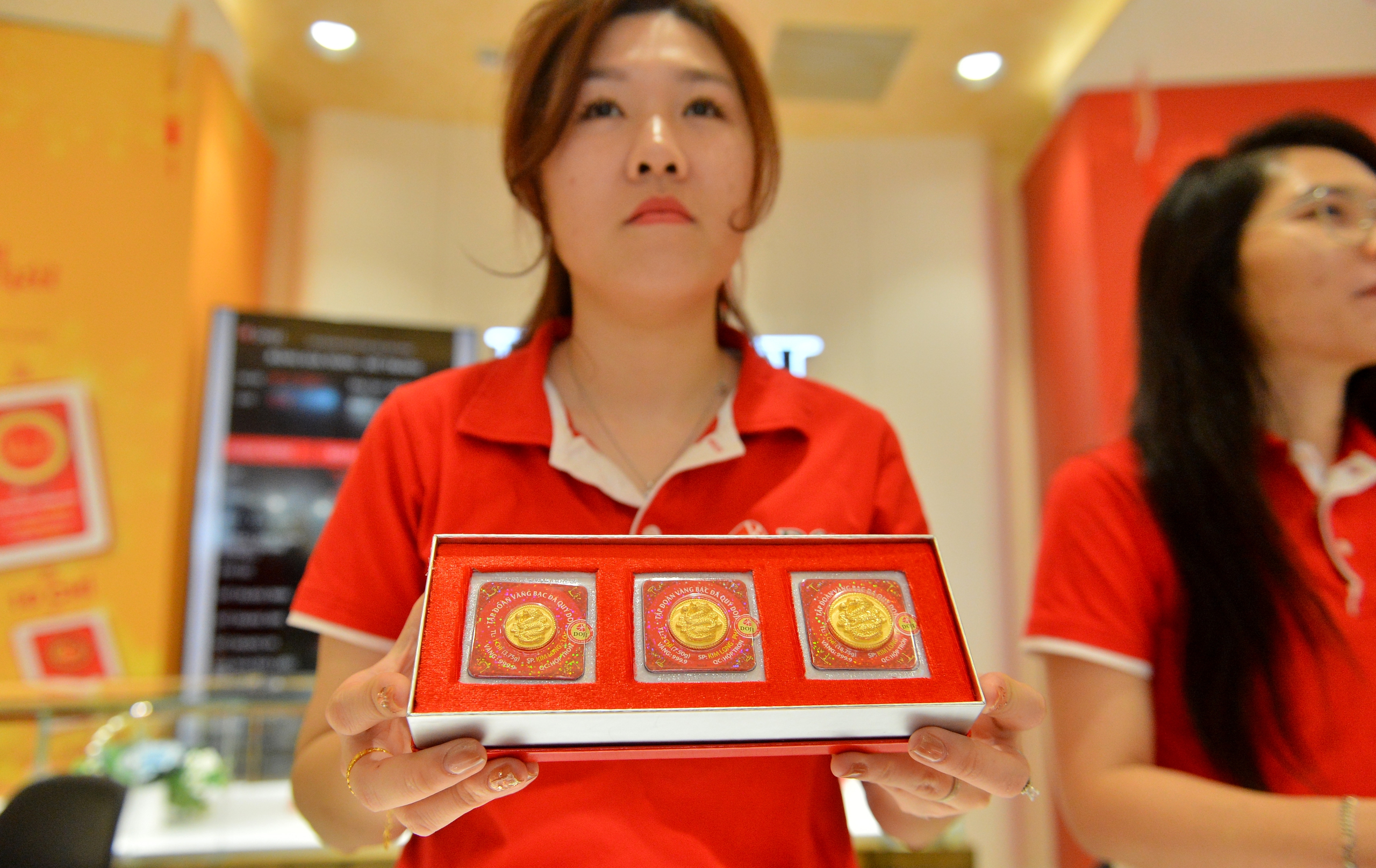 Người Hà Nội chen chân mua vàng, cửa hàng tung 'siêu phẩm' rồng vàng lớn nhất Việt Nam- Ảnh 14.