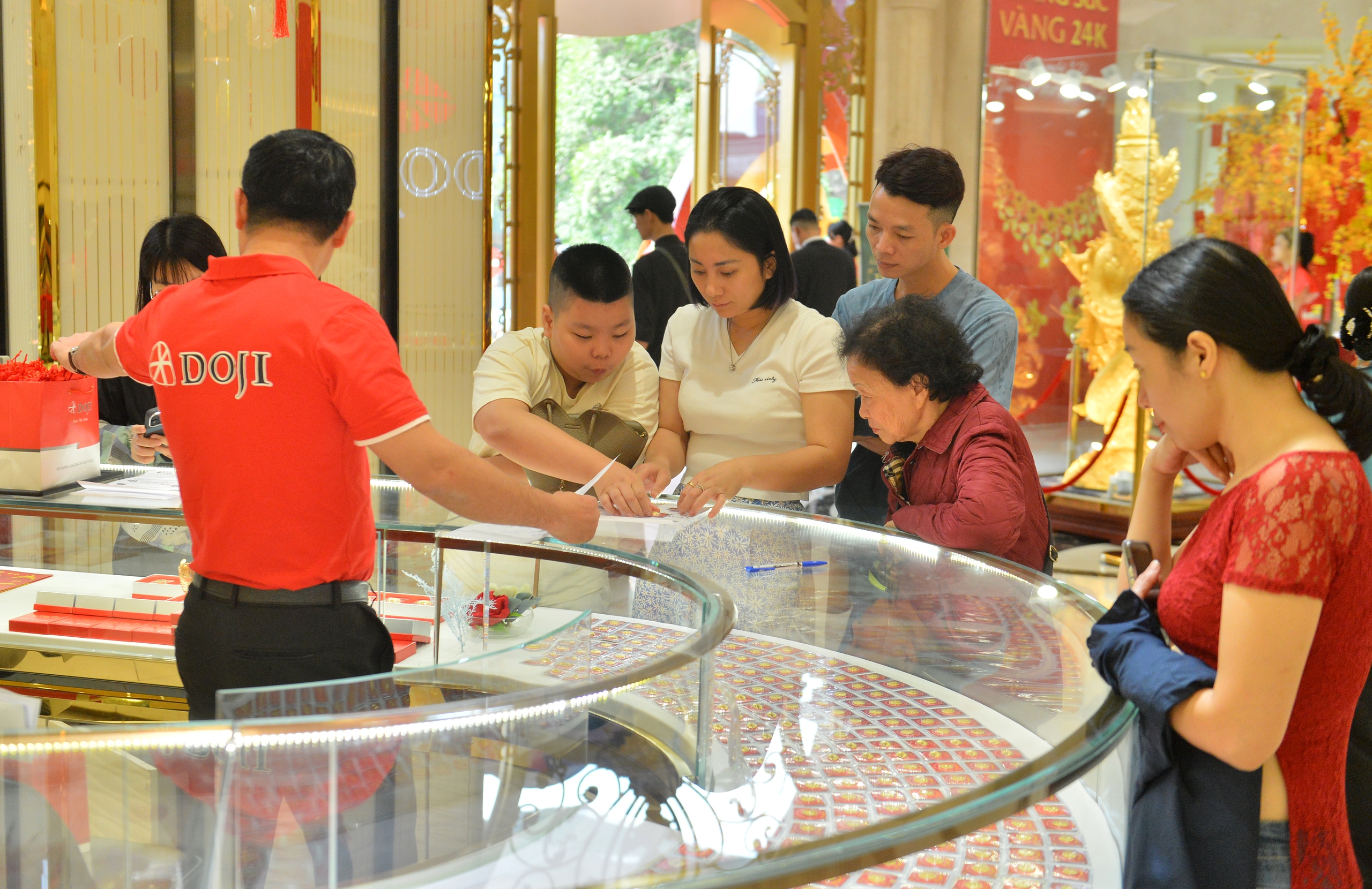 Người Hà Nội chen chân mua vàng, cửa hàng tung 'siêu phẩm' rồng vàng lớn nhất Việt Nam- Ảnh 2.