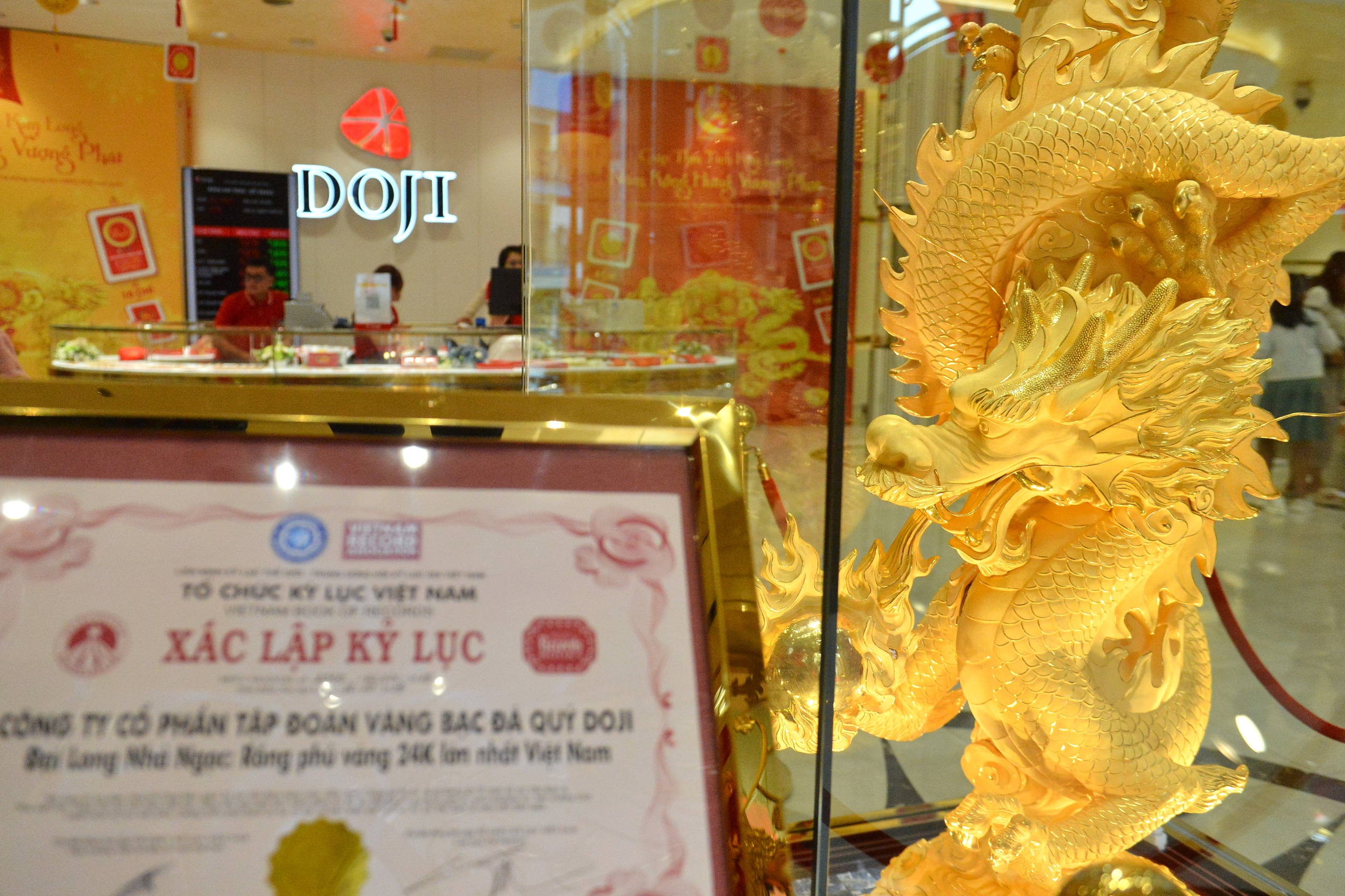 Người Hà Nội chen chân mua vàng, cửa hàng tung 'siêu phẩm' rồng vàng lớn nhất Việt Nam- Ảnh 10.