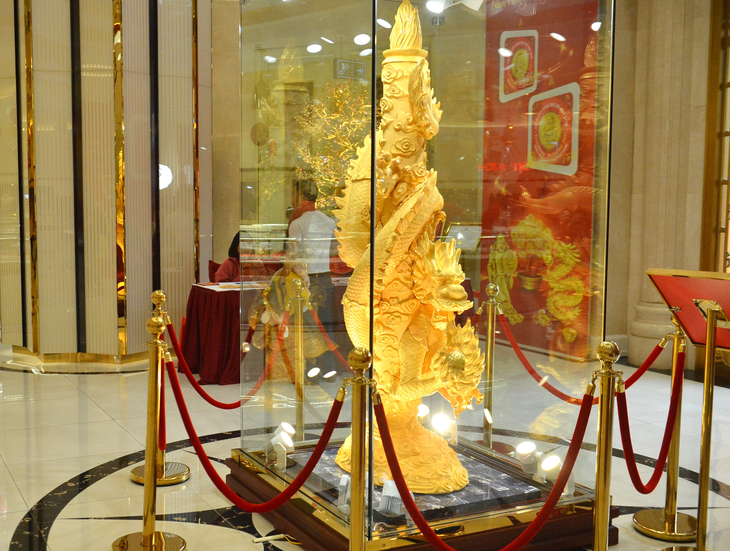 Người Hà Nội chen chân mua vàng, cửa hàng tung 'siêu phẩm' rồng vàng lớn nhất Việt Nam- Ảnh 9.