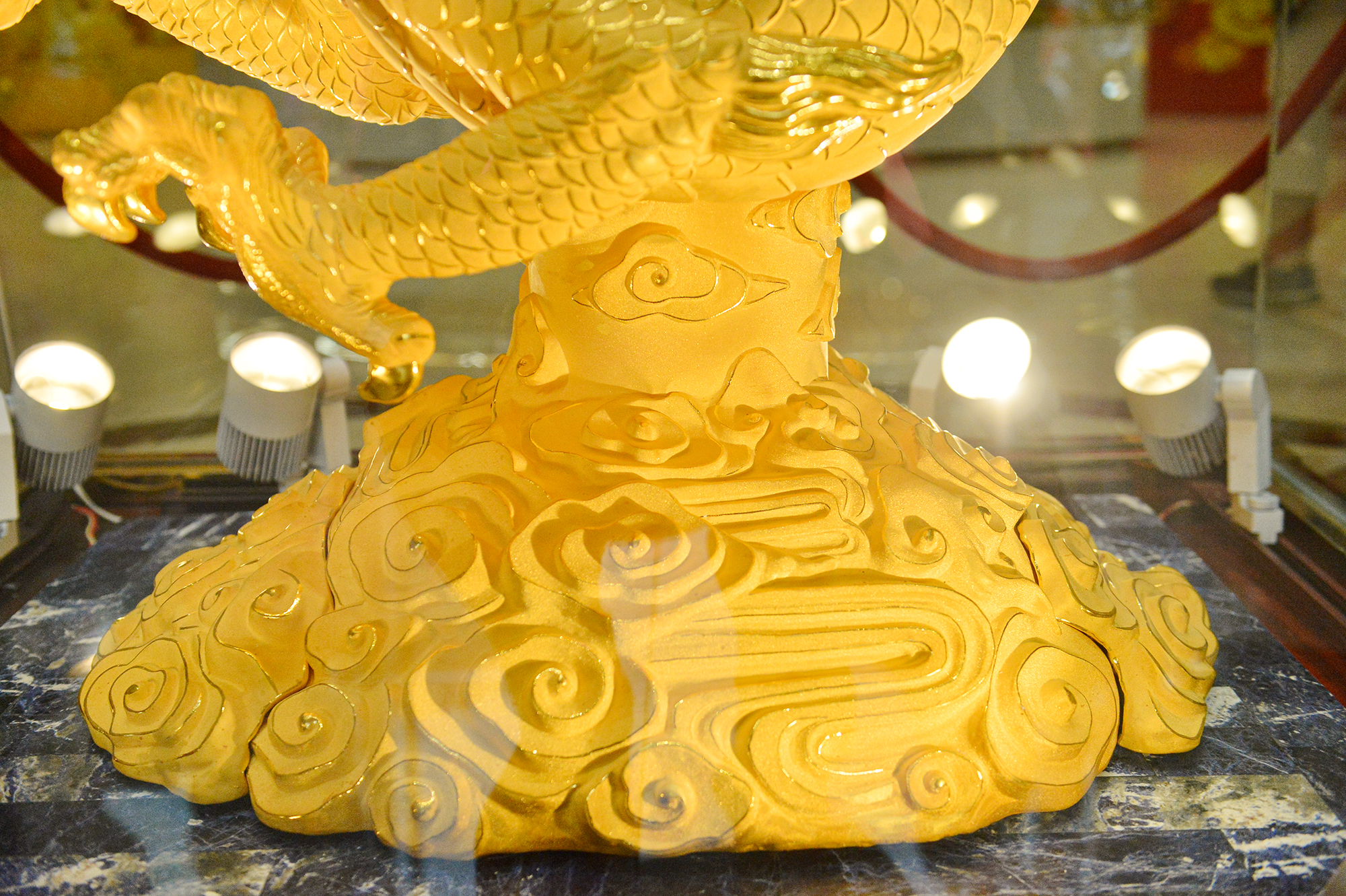Người Hà Nội chen chân mua vàng, cửa hàng tung 'siêu phẩm' rồng vàng lớn nhất Việt Nam- Ảnh 11.