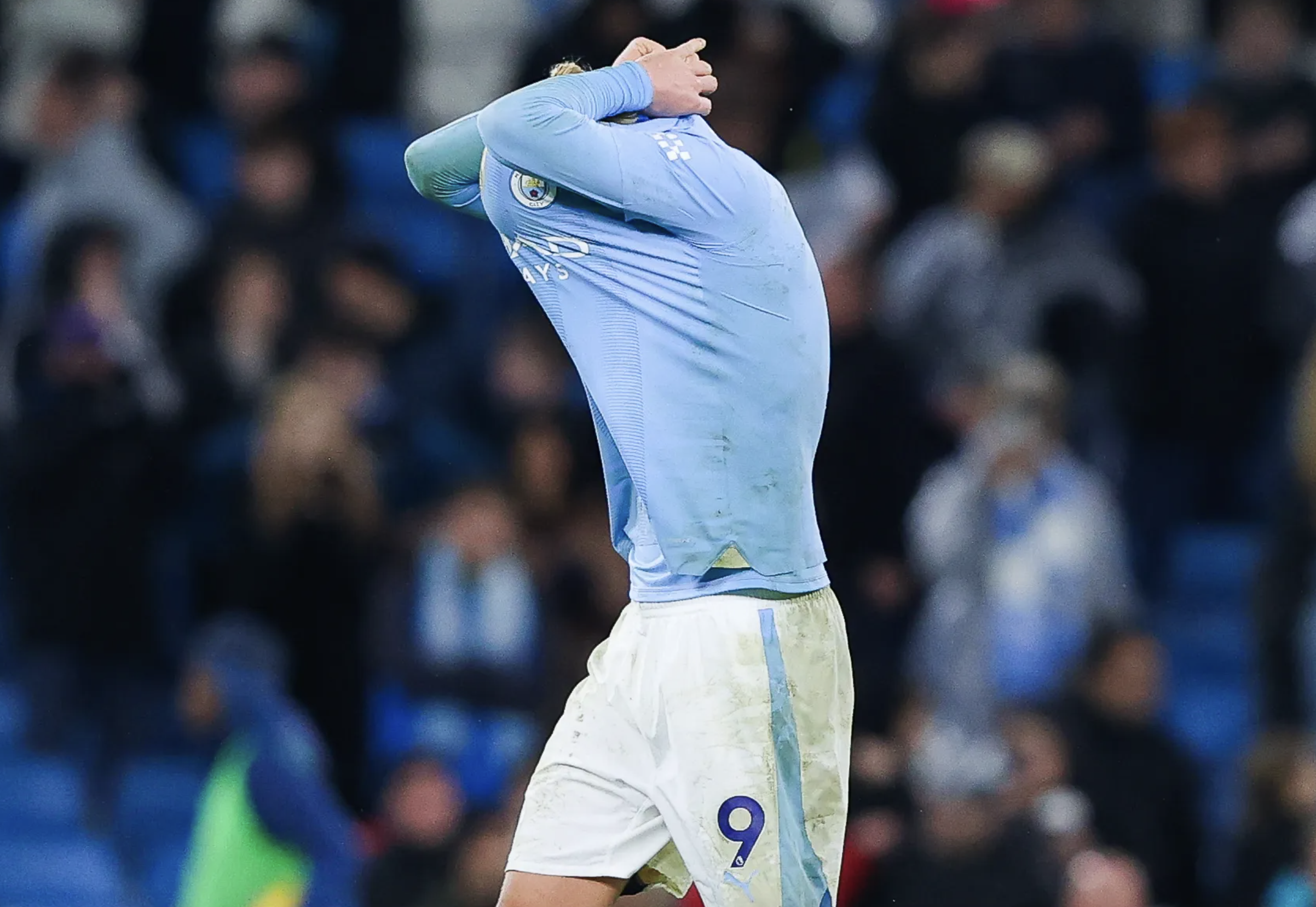 HLV Pep Guardiola tức giận với Erling Haaland sau trận hòa Chelsea