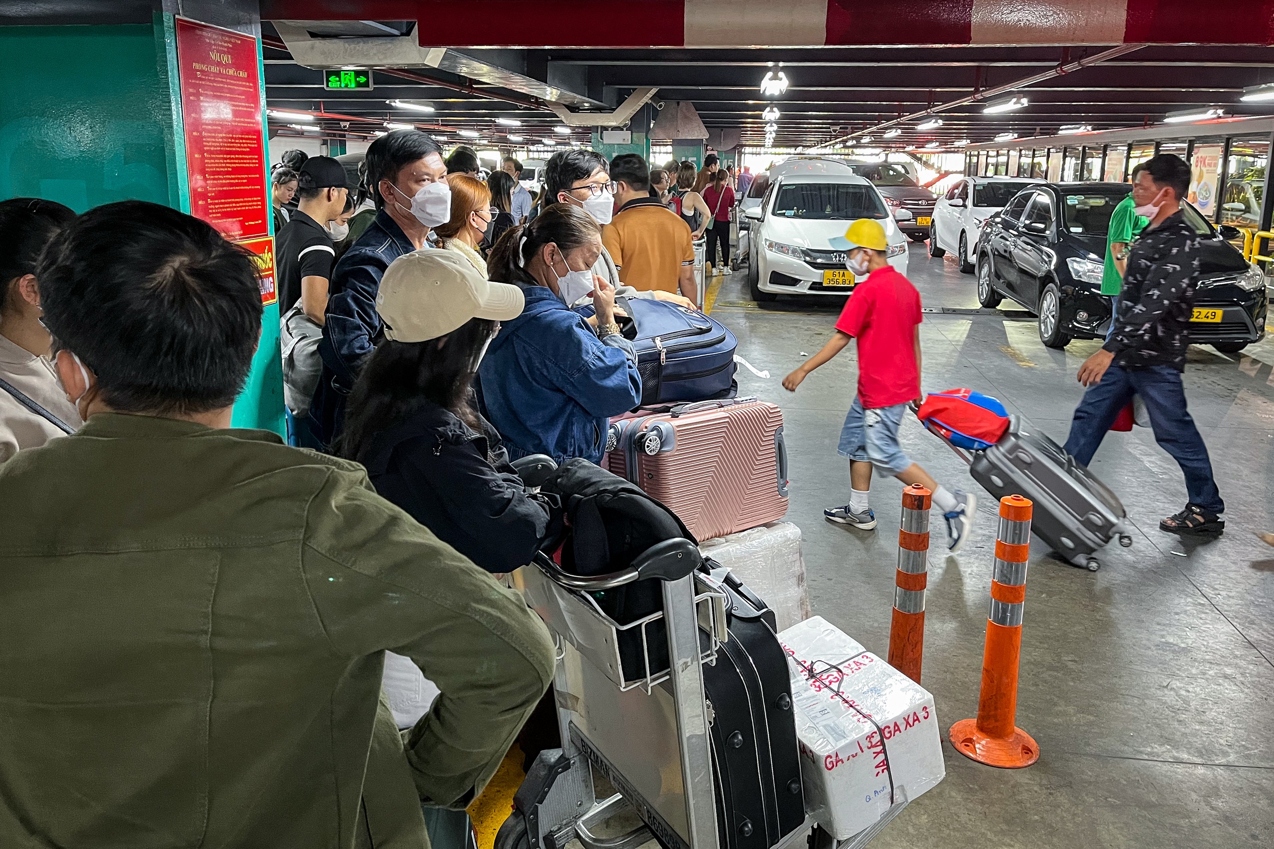 Trong một ngày, sân bay Tân Sơn Nhất đón gần 100.000 người trở lại TP.HCM sau tết- Ảnh 14.