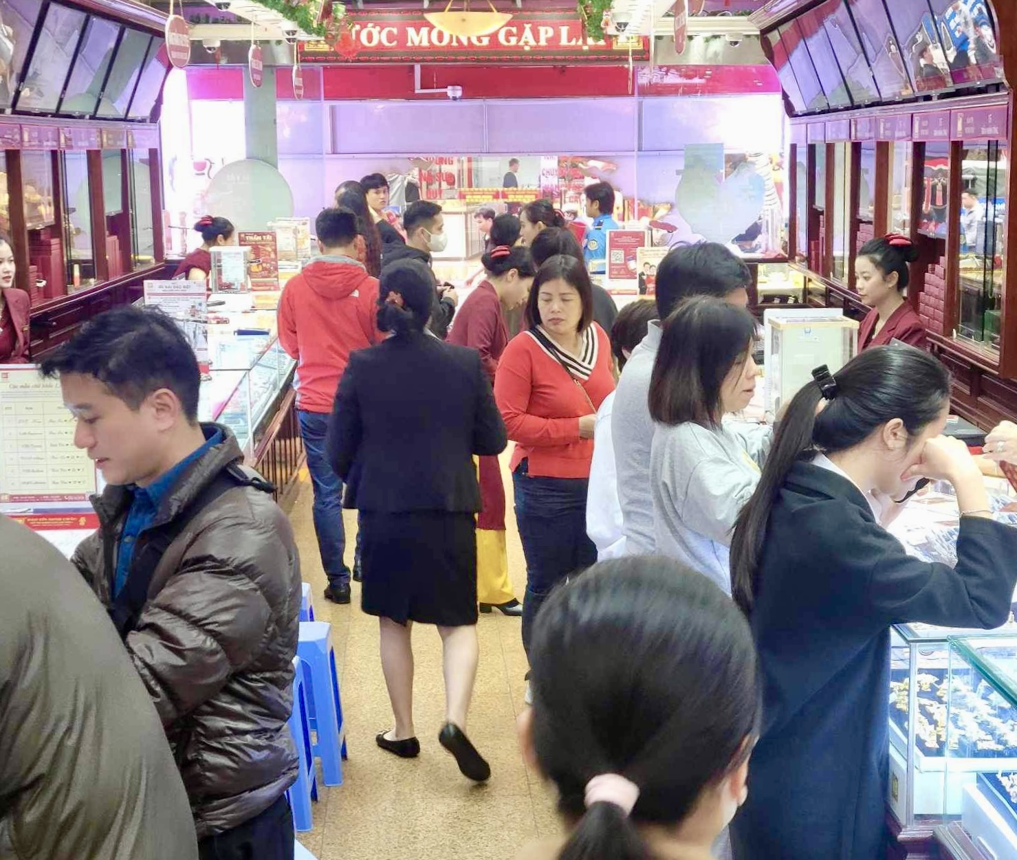 Người Hà Nội chen chân mua vàng, cửa hàng tung 'siêu phẩm' rồng vàng lớn nhất Việt Nam- Ảnh 3.