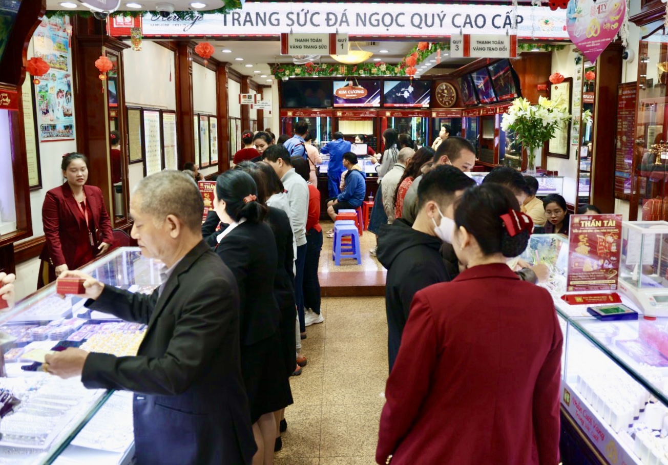 Người Hà Nội chen chân mua vàng, cửa hàng tung 'siêu phẩm' rồng vàng lớn nhất Việt Nam- Ảnh 4.