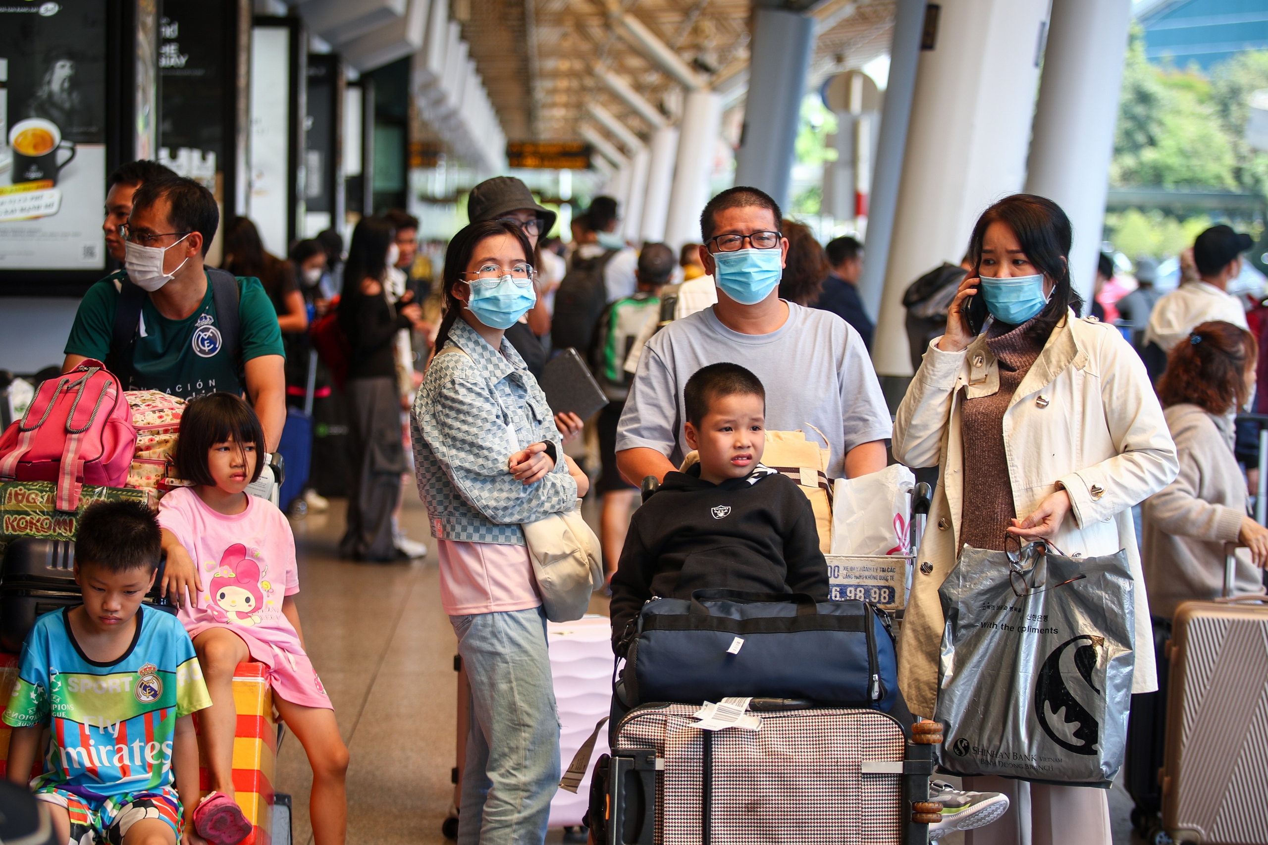 Trong một ngày, sân bay Tân Sơn Nhất đón gần 100.000 người trở lại TP.HCM sau tết- Ảnh 5.