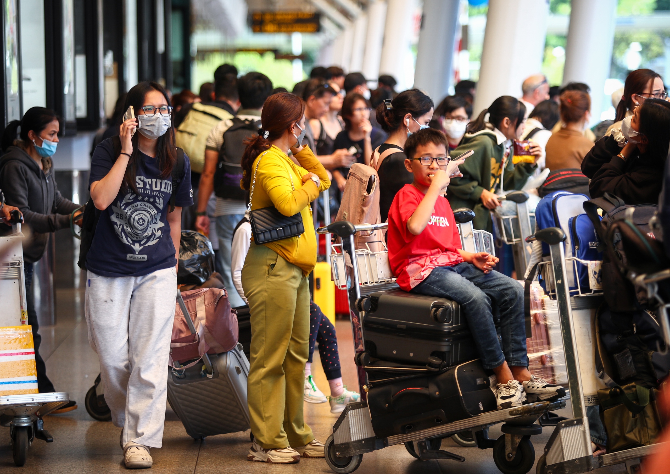 Trong một ngày, sân bay Tân Sơn Nhất đón gần 100.000 người trở lại TP.HCM sau tết- Ảnh 6.