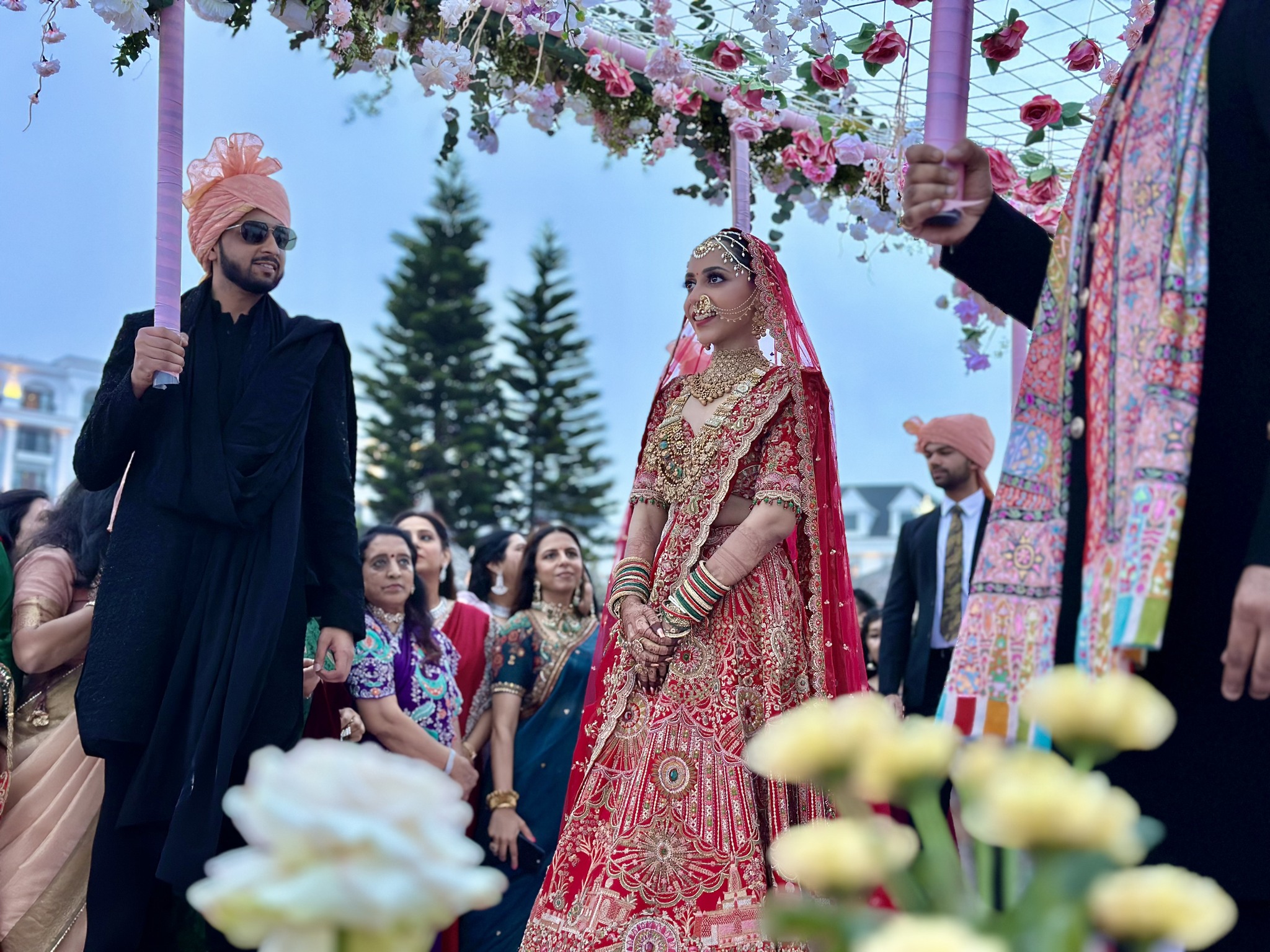 Tỉ phú Ấn Độ bao trọn resort tổ chức đám cưới lộng lẫy trên vịnh Hạ Long
- Ảnh 1.
