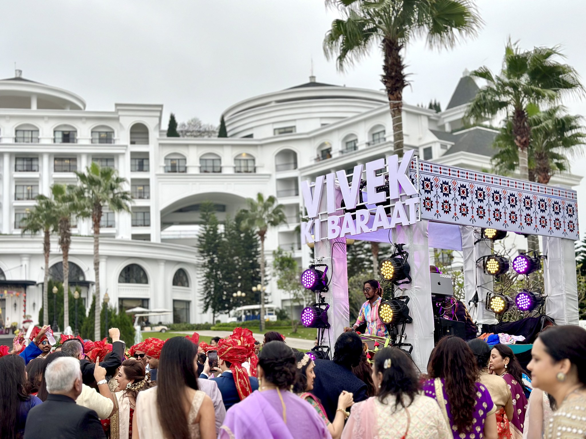 Tỉ phú Ấn Độ bao trọn resort tổ chức đám cưới lộng lẫy trên vịnh Hạ Long
- Ảnh 11.