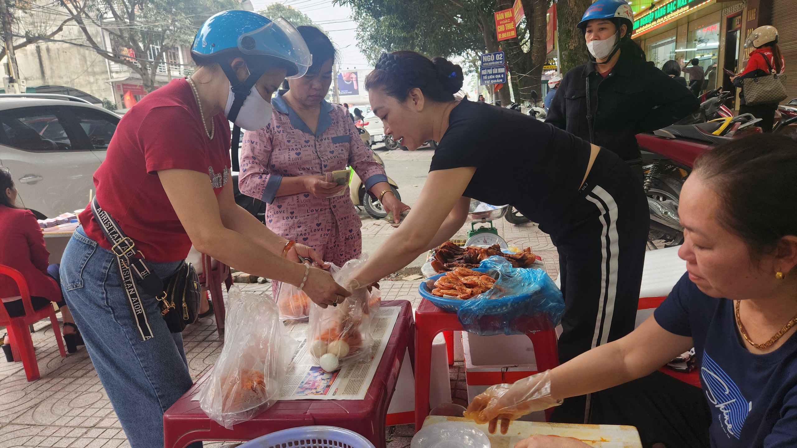 Hà Tĩnh: Người dân đổ xô mua xôi 'tam sên' trong ngày vía Thần tài- Ảnh 2.