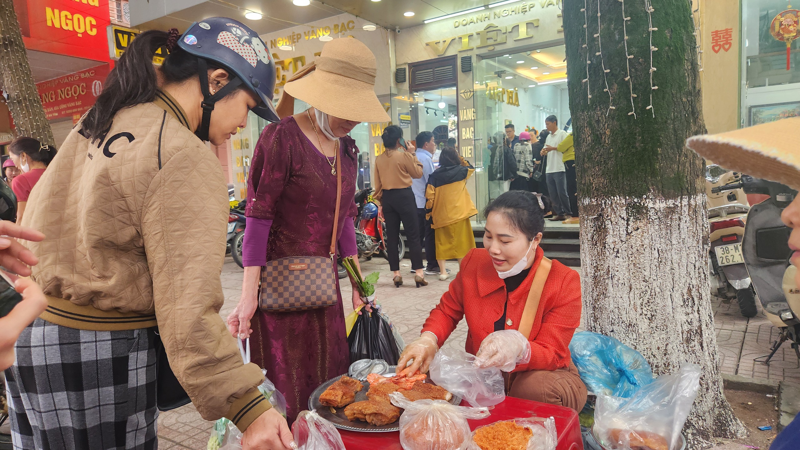 Hà Tĩnh: Người dân đổ xô mua xôi 'tam sên' trong ngày vía Thần tài- Ảnh 4.