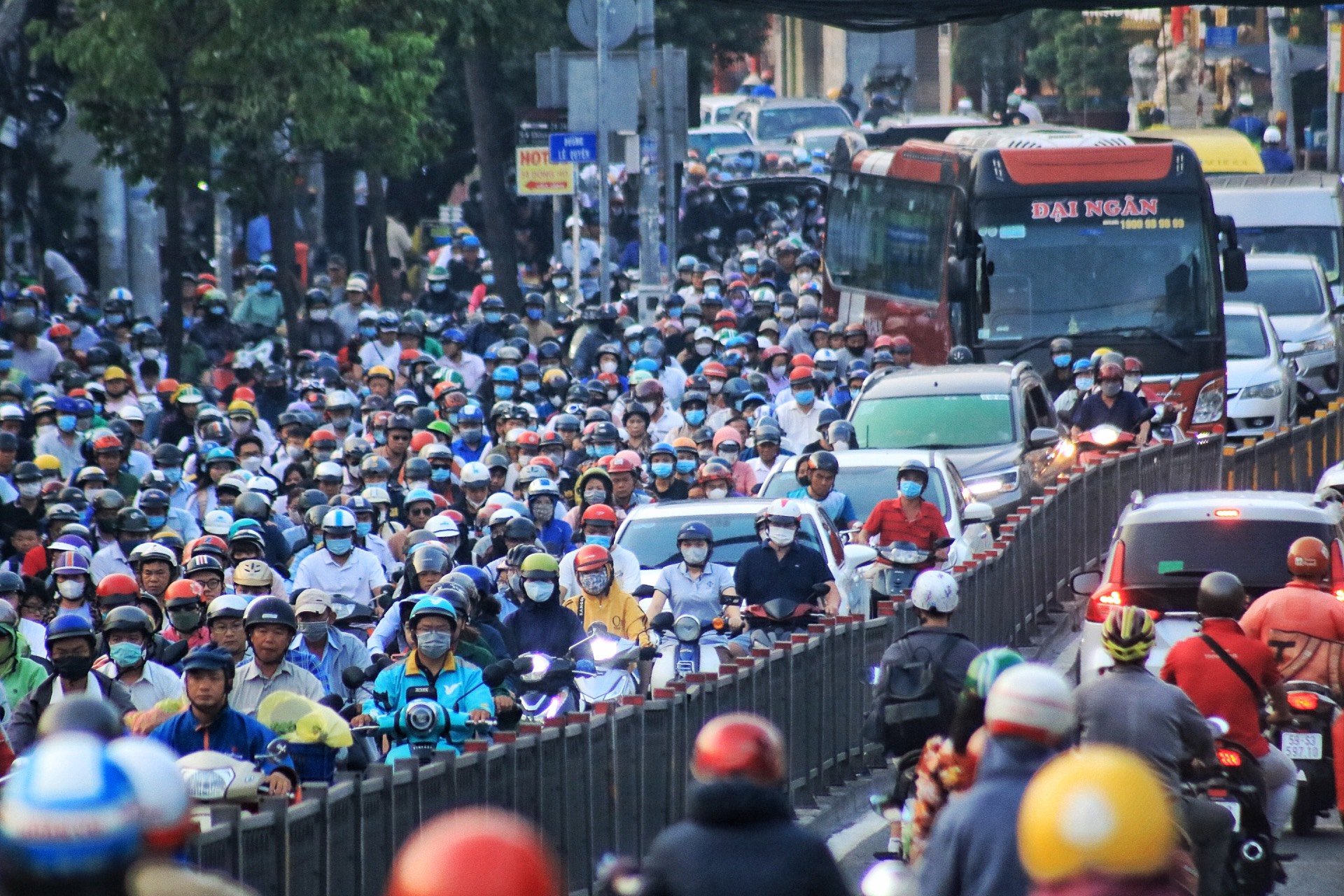 Sáng đầu tuần đường phố TP.HCM lại ùn ùn xe: 'Hết tết rồi, mong đầu năm suôn sẻ' - Ảnh 1.