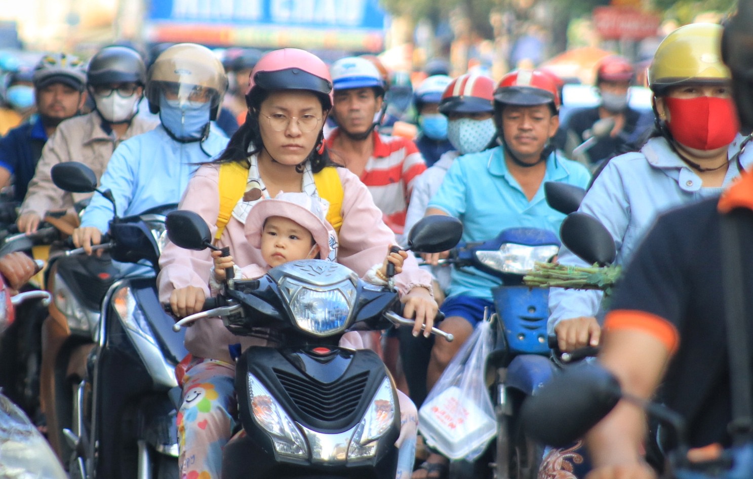 Sáng đầu tuần đường phố TP.HCM lại ùn ùn xe: 'Hết tết rồi, mong đầu năm suôn sẻ' - Ảnh 5.