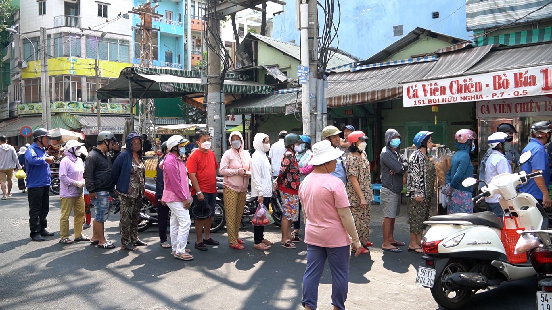 Đội nắng xếp hàng rồng rắn chờ mua heo quay, vịt quay cúng Thần tài- Ảnh 1.