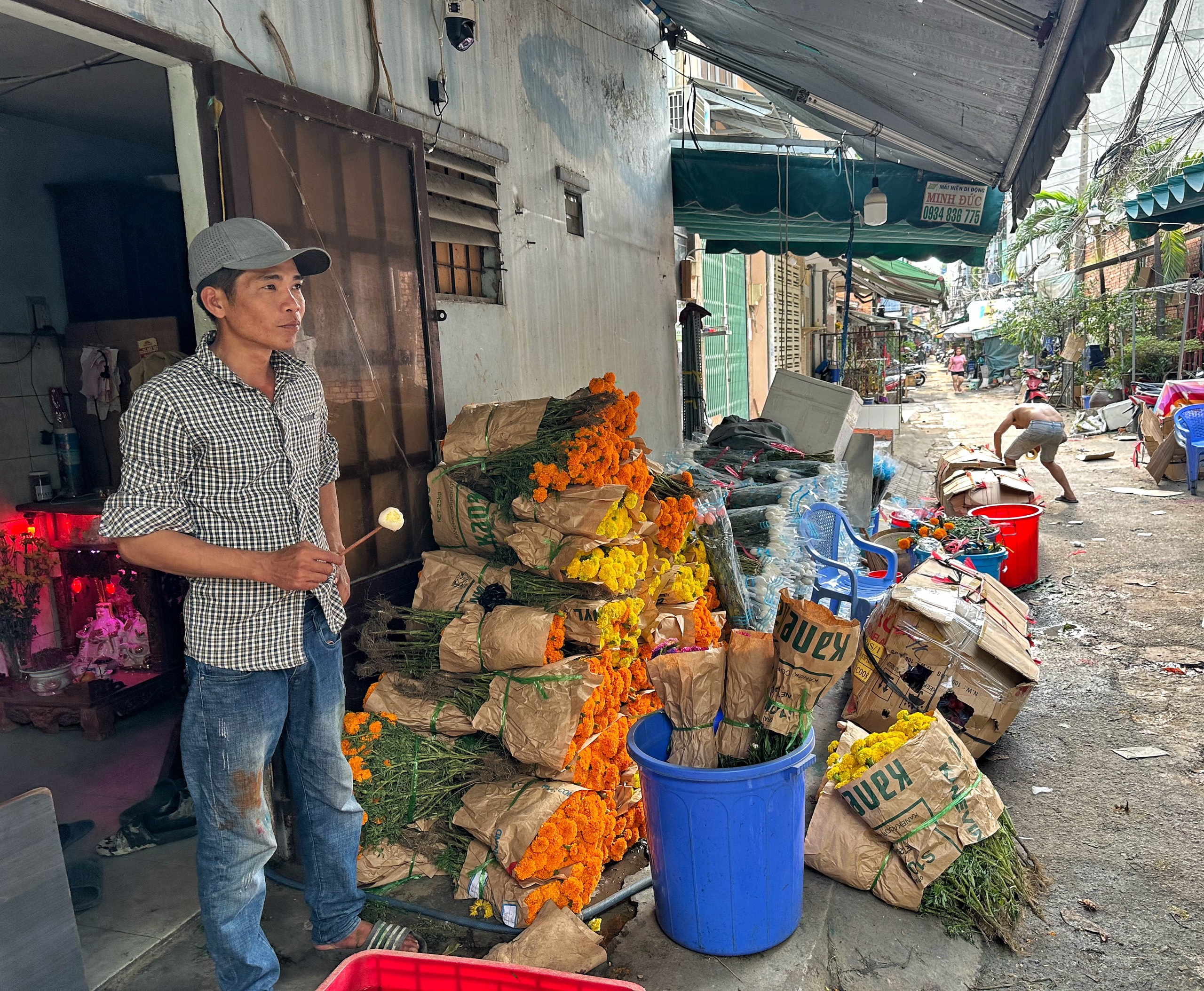 Cúc vạn thọ 'xả lỗ' đầy chợ hoa lớn nhất TP.HCM: Tiểu thương mong ngóng- Ảnh 3.