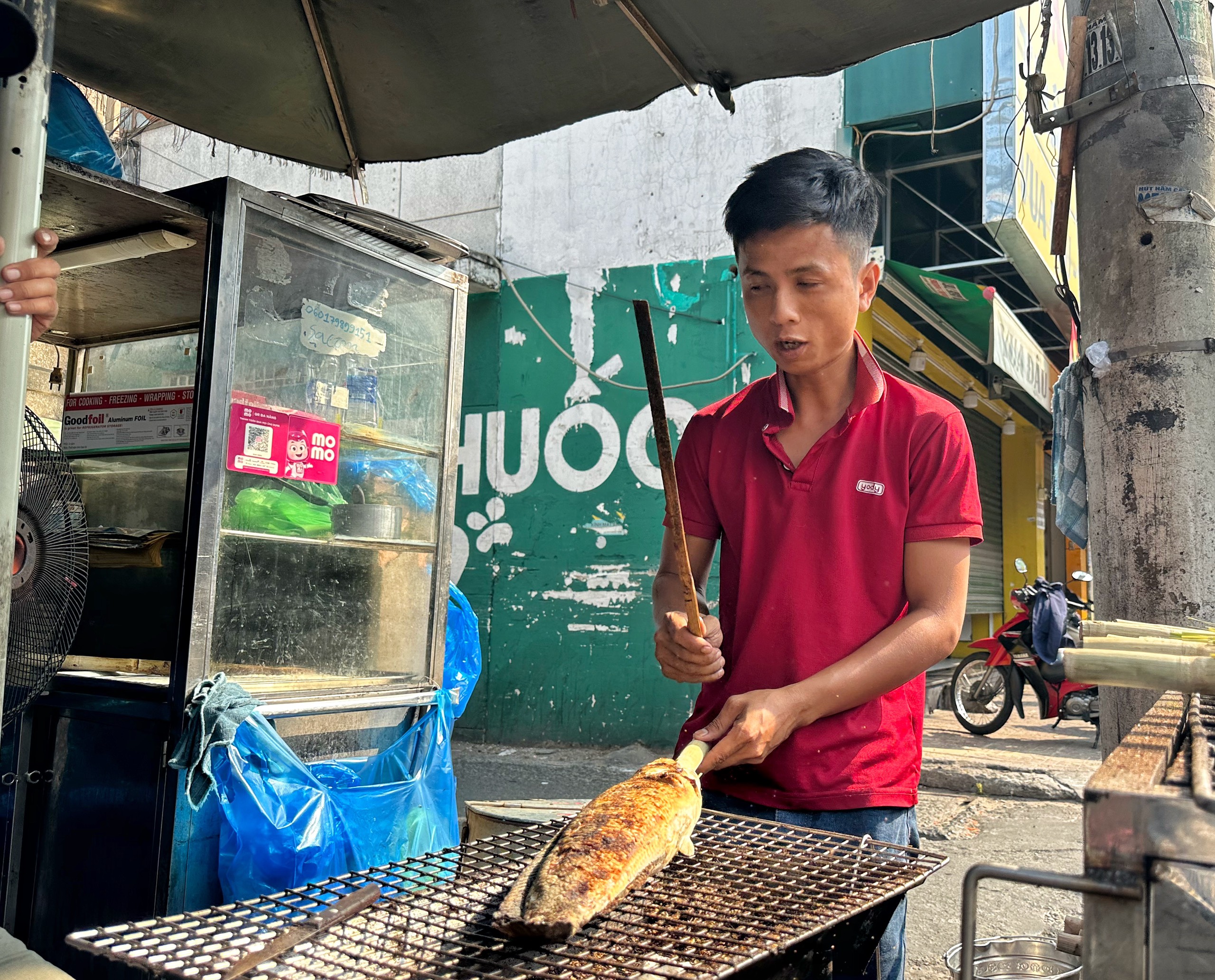 Cúng ông Táo, 'phố cá lóc nướng' ở TP.HCM đỏ lửa bán vài trăm con- Ảnh 4.