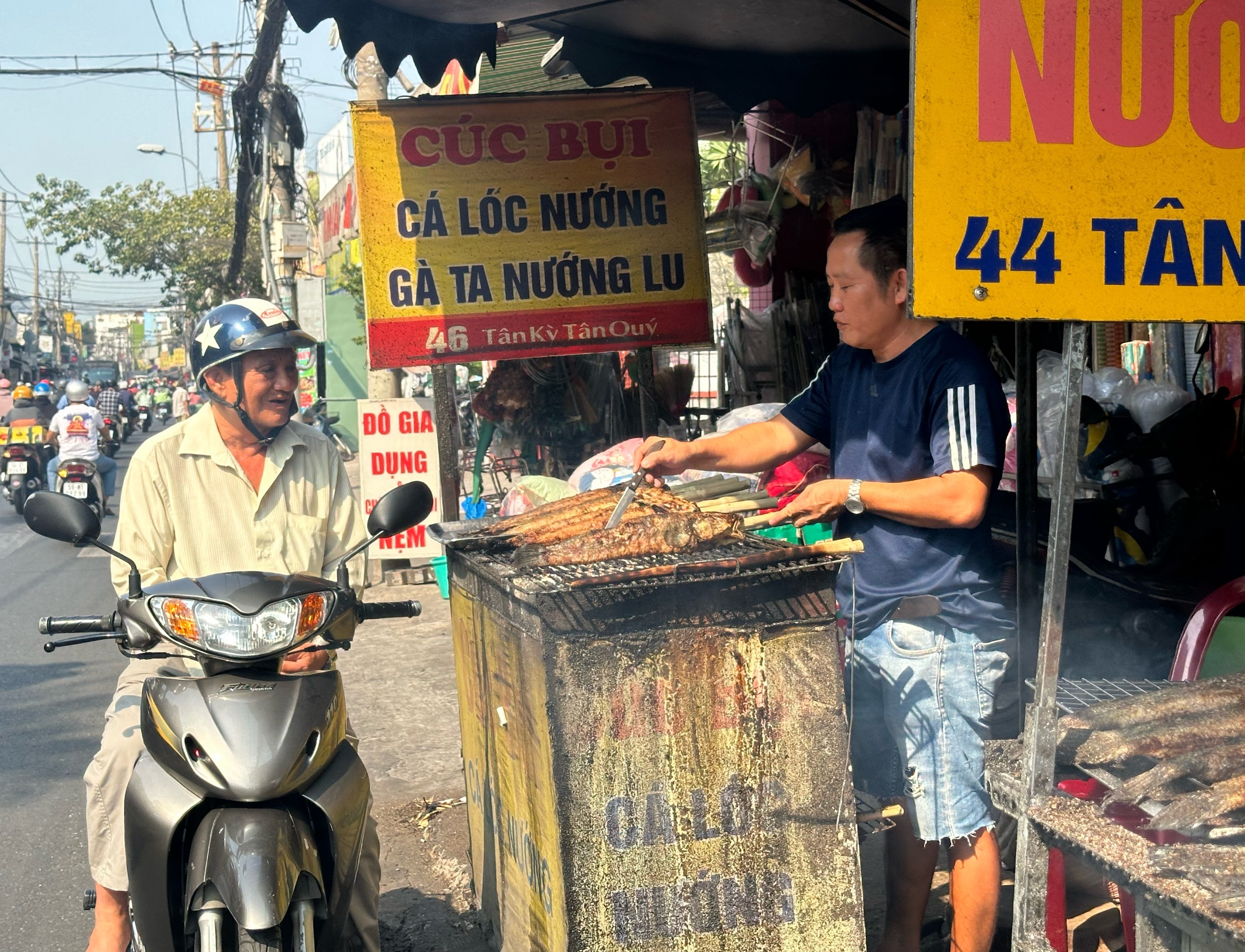 Cúng ông Táo, 'phố cá lóc nướng' ở TP.HCM đỏ lửa bán vài trăm con- Ảnh 11.