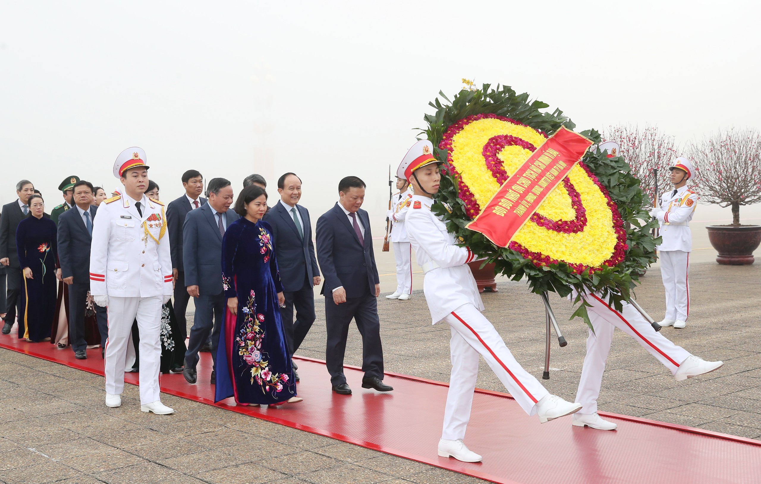 Lãnh đạo Đảng, Nhà nước vào Lăng viếng Chủ tịch Hồ Chí Minh- Ảnh 6. Lãnh đạo Đảng, Nhà nước vào Lăng viếng Chủ tịch Hồ Chí Minh- Ảnh 6.