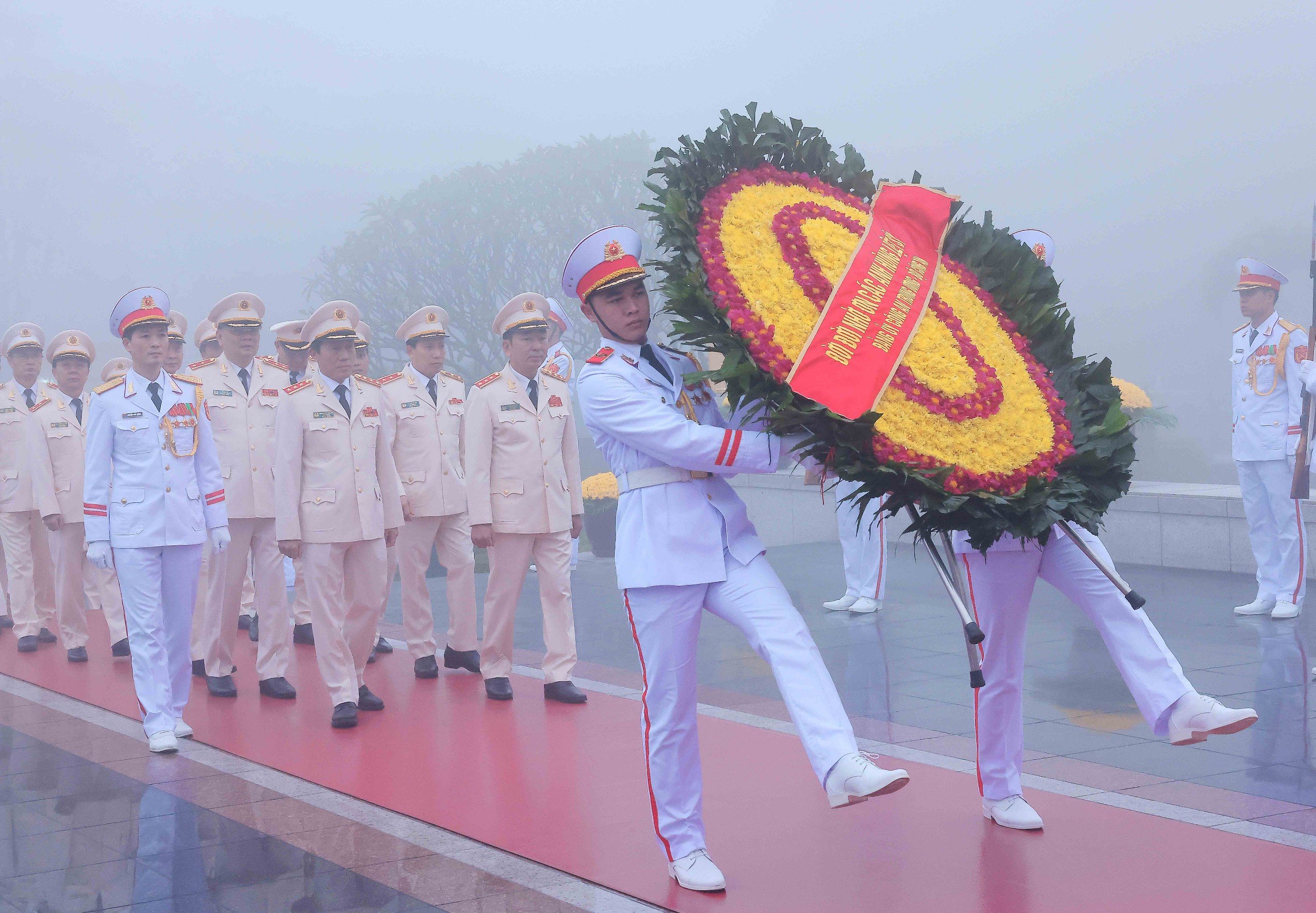 Lãnh đạo Đảng, Nhà nước vào Lăng viếng Chủ tịch Hồ Chí Minh- Ảnh 10. Lãnh đạo Đảng, Nhà nước vào Lăng viếng Chủ tịch Hồ Chí Minh- Ảnh 10.