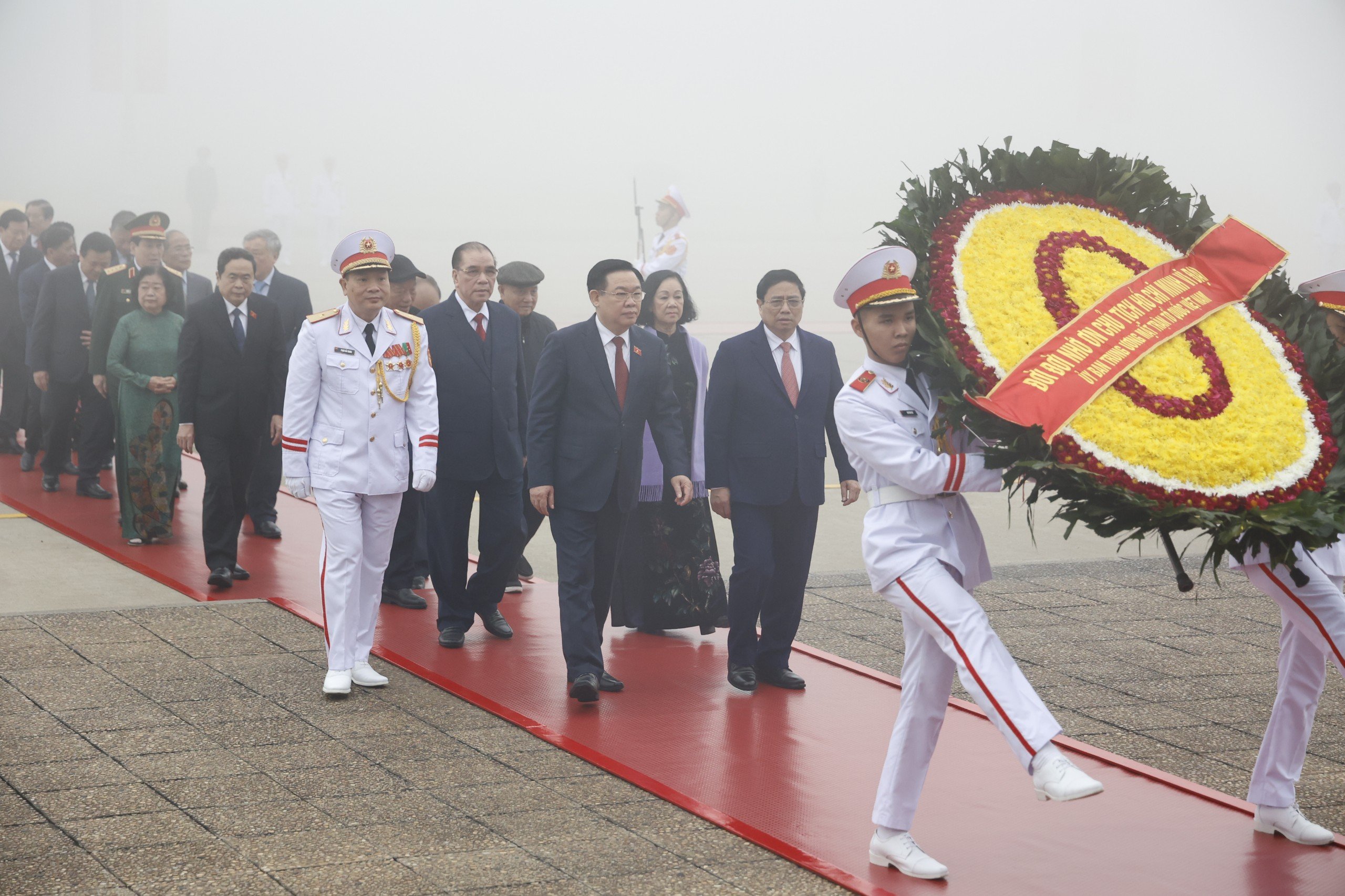 Lãnh đạo Đảng, Nhà nước vào Lăng viếng Chủ tịch Hồ Chí Minh- Ảnh 1. Lãnh đạo Đảng, Nhà nước vào Lăng viếng Chủ tịch Hồ Chí Minh- Ảnh 1.