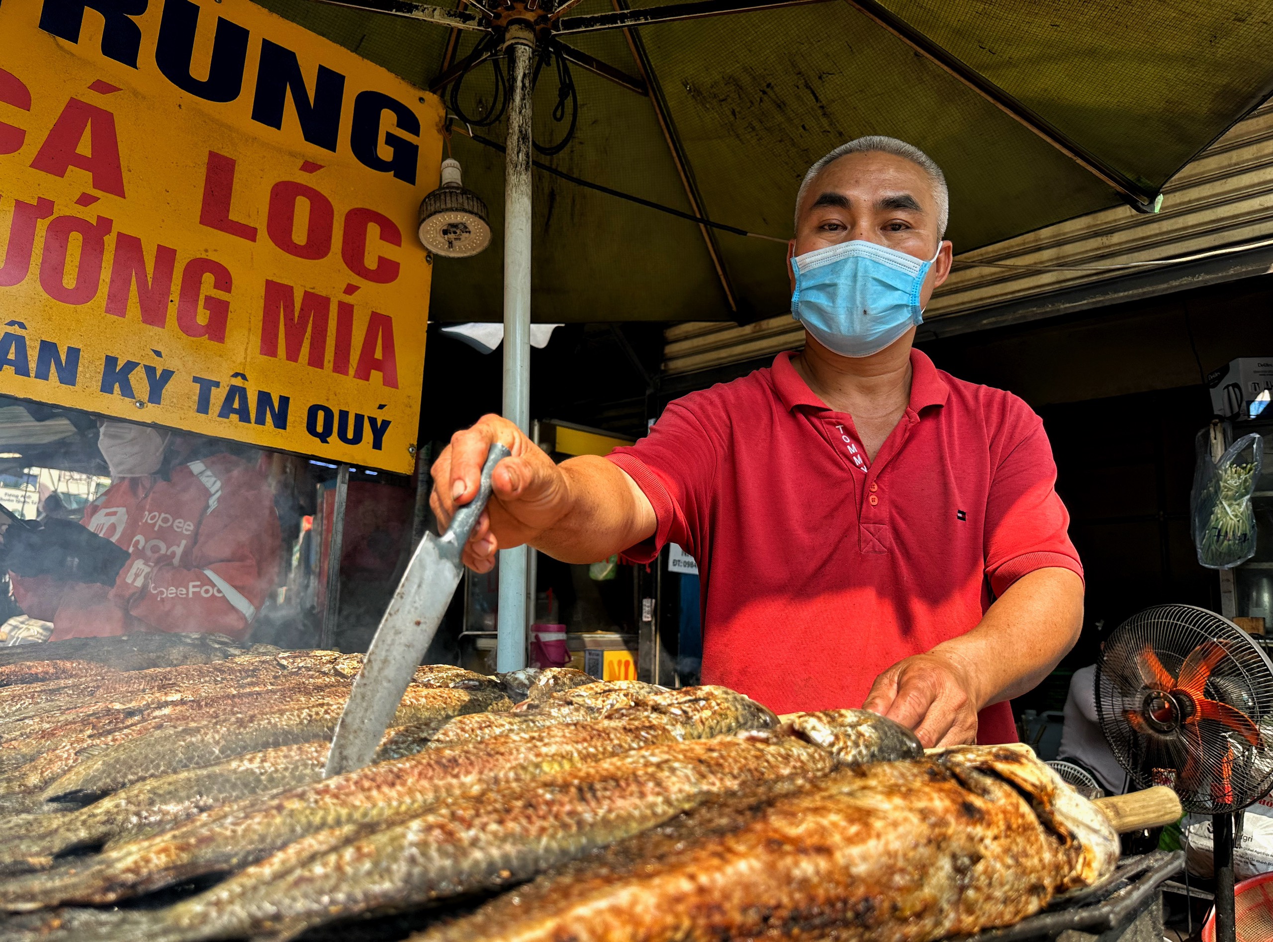 Cúng ông Táo, 'phố cá lóc nướng' ở TP.HCM đỏ lửa bán vài trăm con- Ảnh 7.